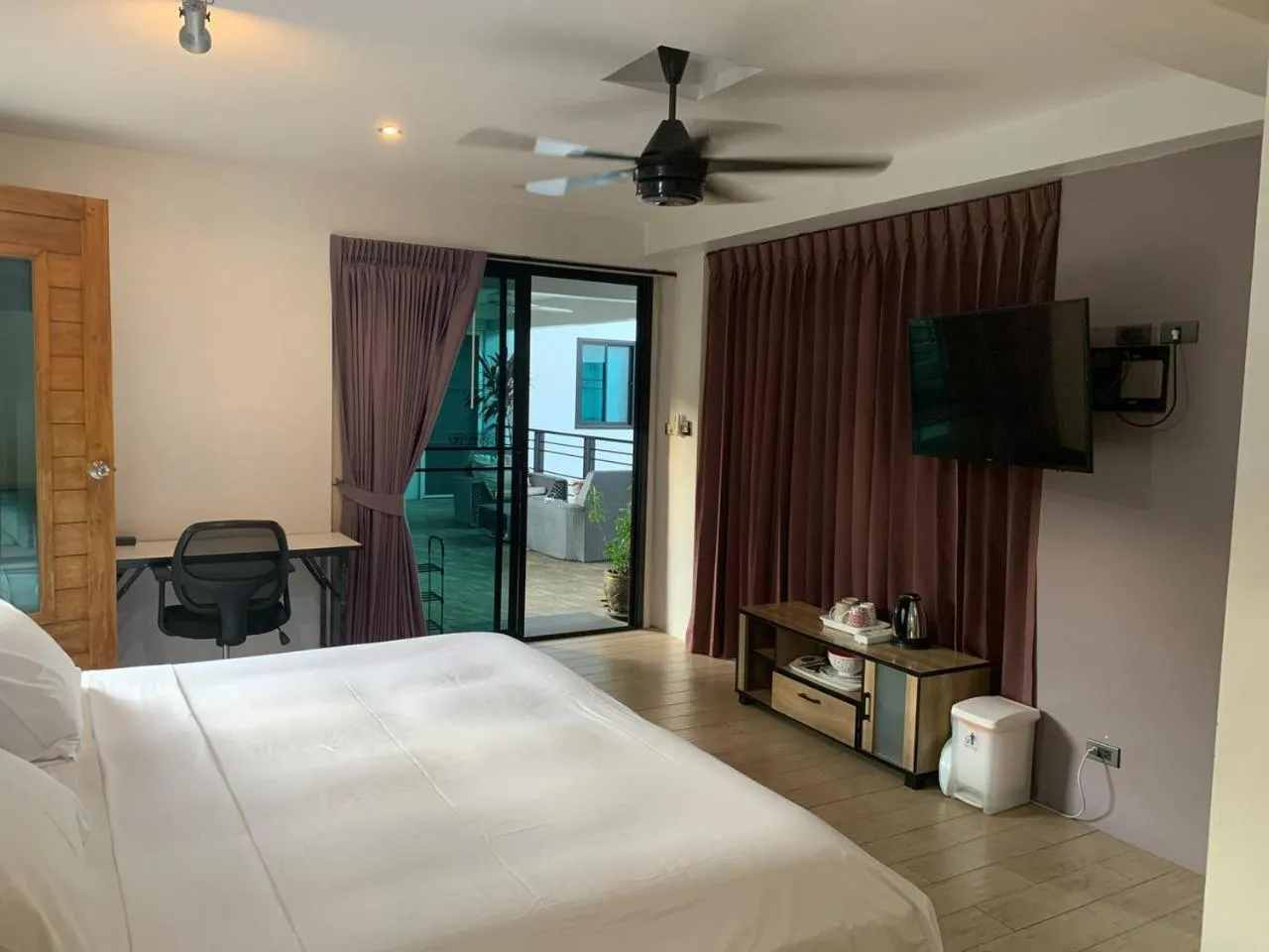 Bedroom, Bed in Penthouse Crystal Bay Apartments