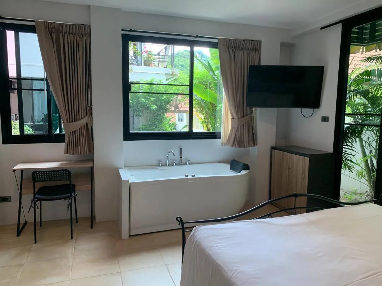 Bedroom, Bed in Penthouse Crystal Bay Apartments