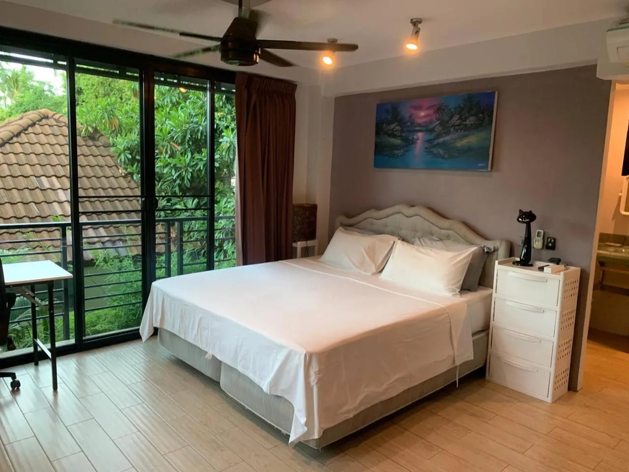 Bedroom, Bed in Penthouse Crystal Bay Apartments