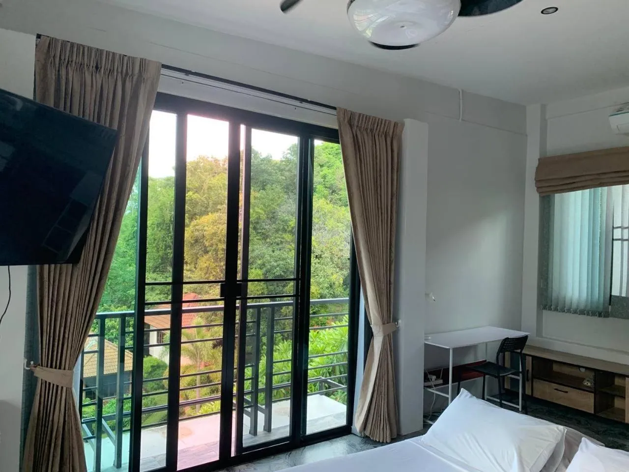 Bedroom, Bed in Penthouse Crystal Bay Apartments