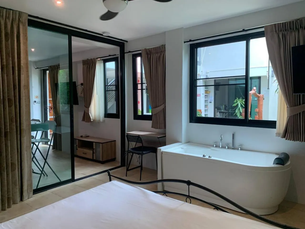 Bedroom, Bed in Penthouse Crystal Bay Apartments