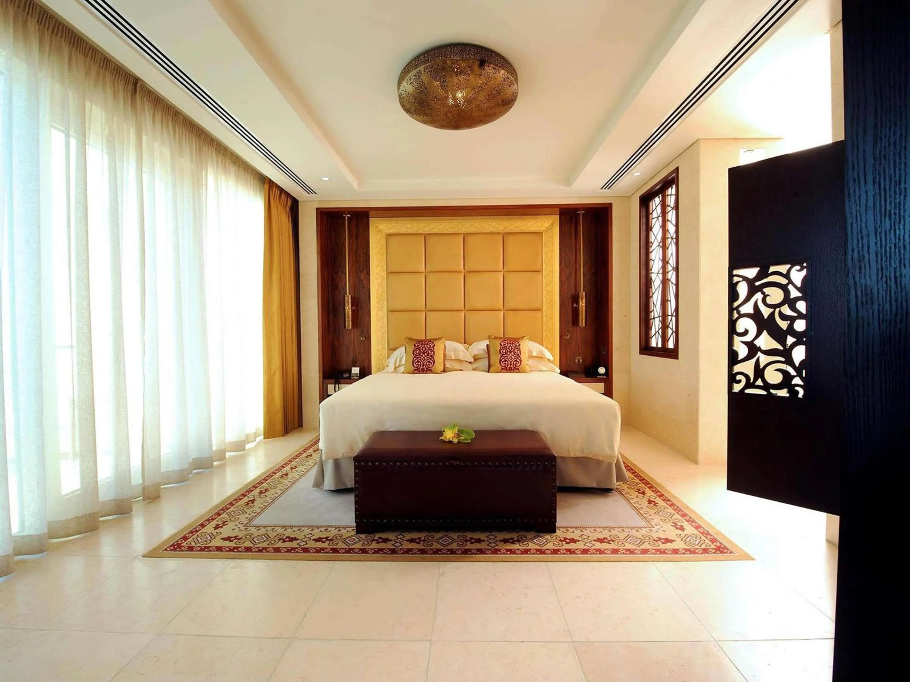 Bedroom, Bed in Raffles Dubai