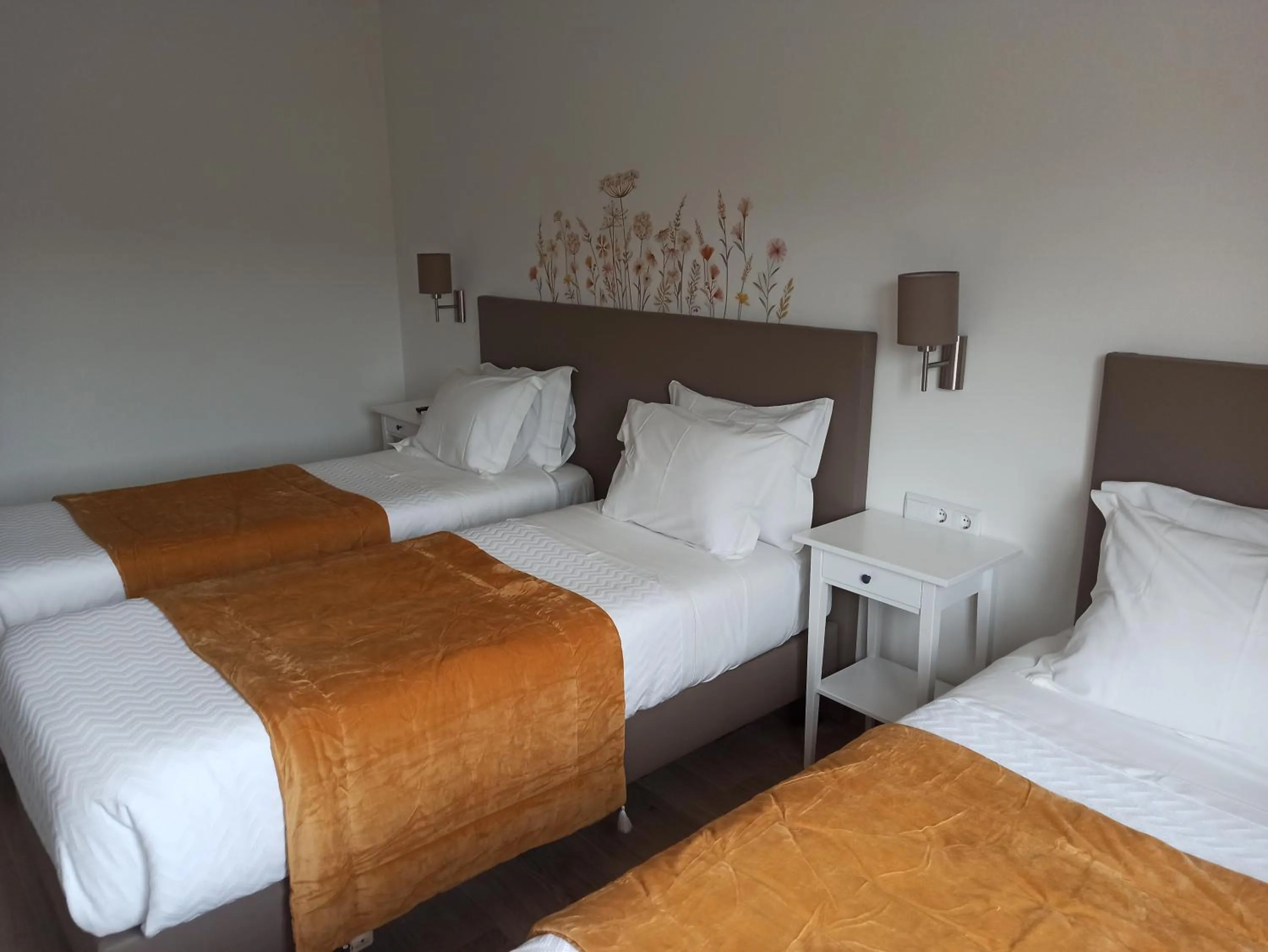 Bedroom, Bed in Porto D'Abrigo - Alojamento Local