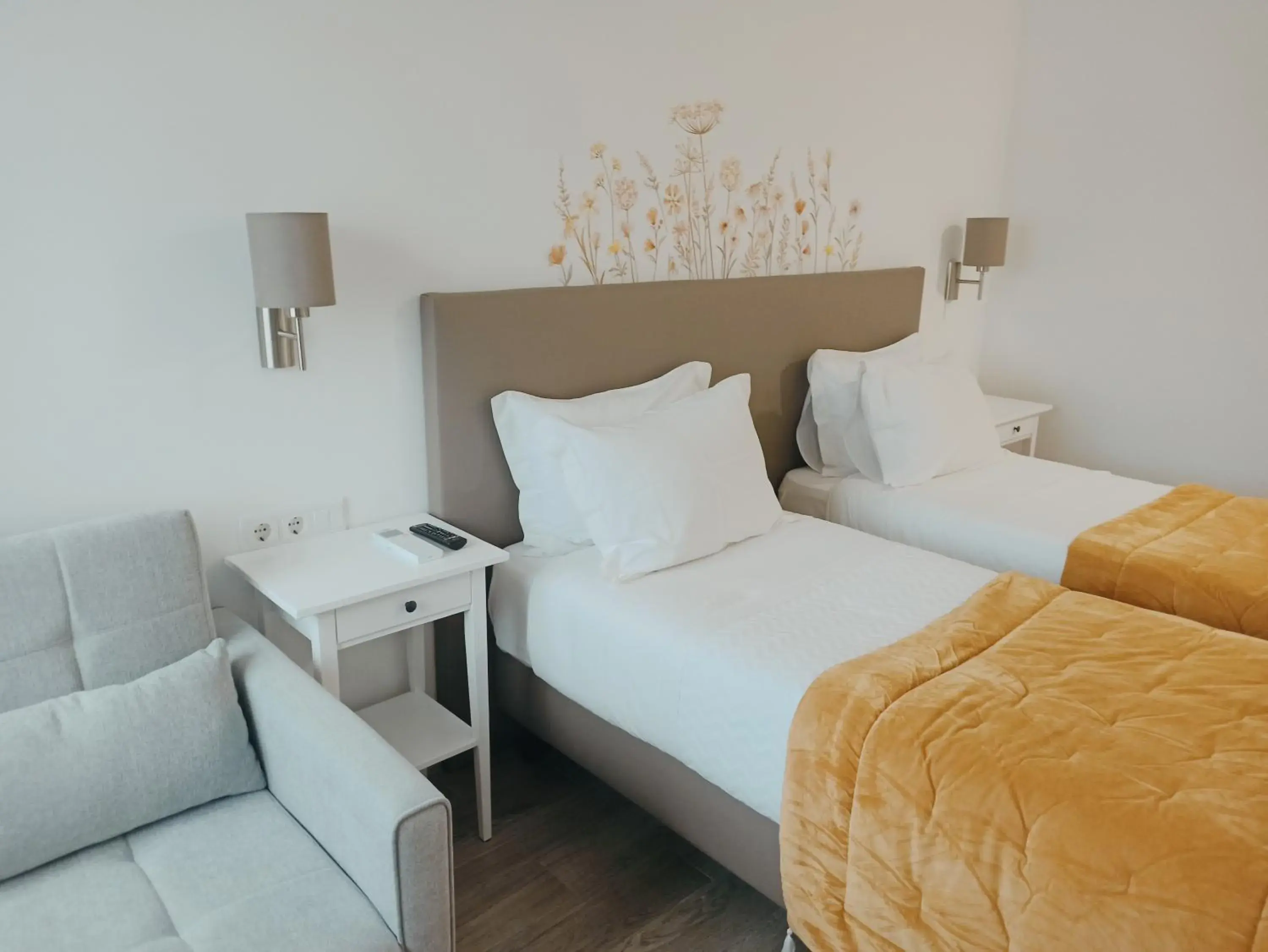 Deluxe Twin Room in Porto D'Abrigo - Alojamento Local Deluxe Twin Room in Porto D'Abrigo - Alojamento Local