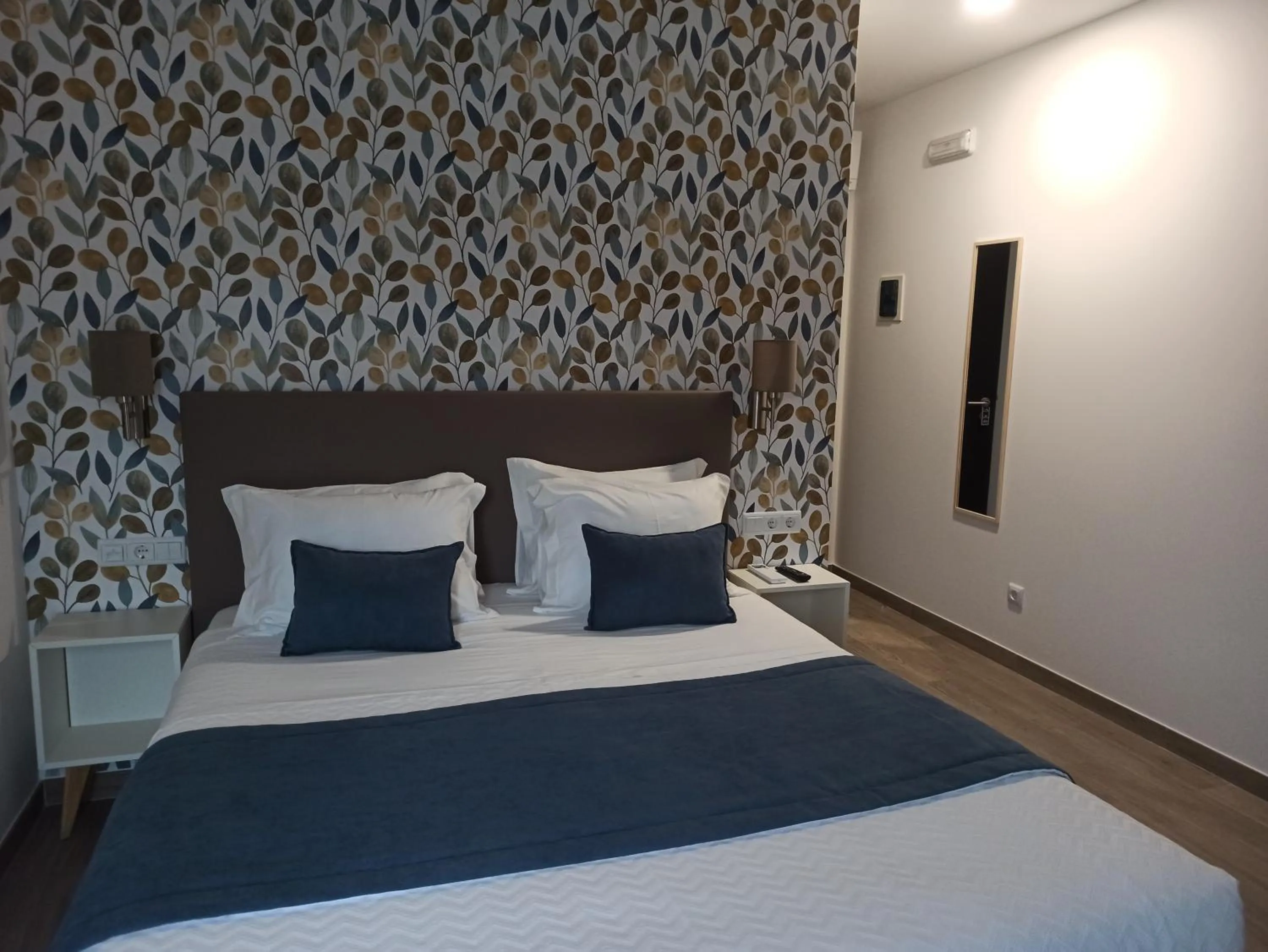 Bedroom, Bed in Porto D'Abrigo - Alojamento Local