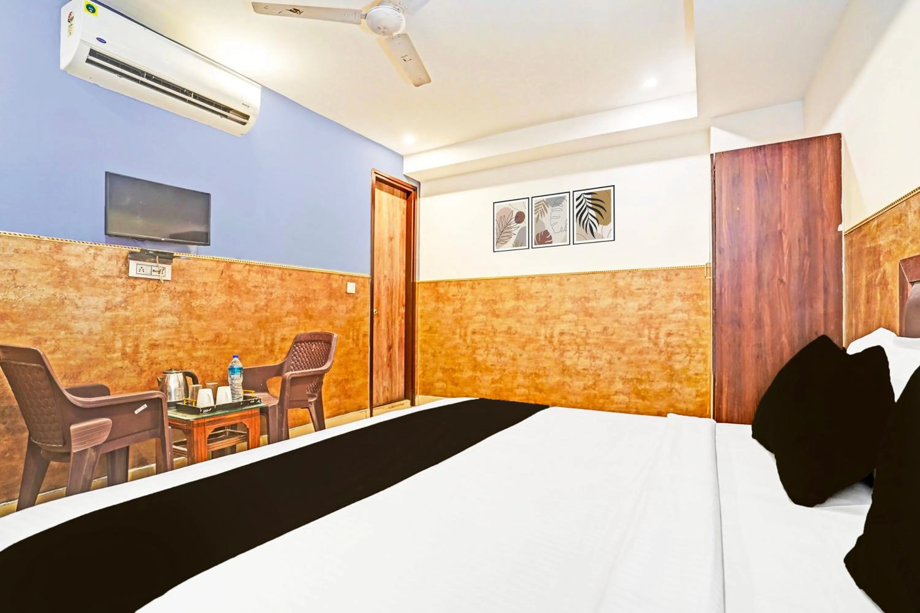 Bedroom, Bed in Super Collection O Tilak Nagar Near Pacific Mall