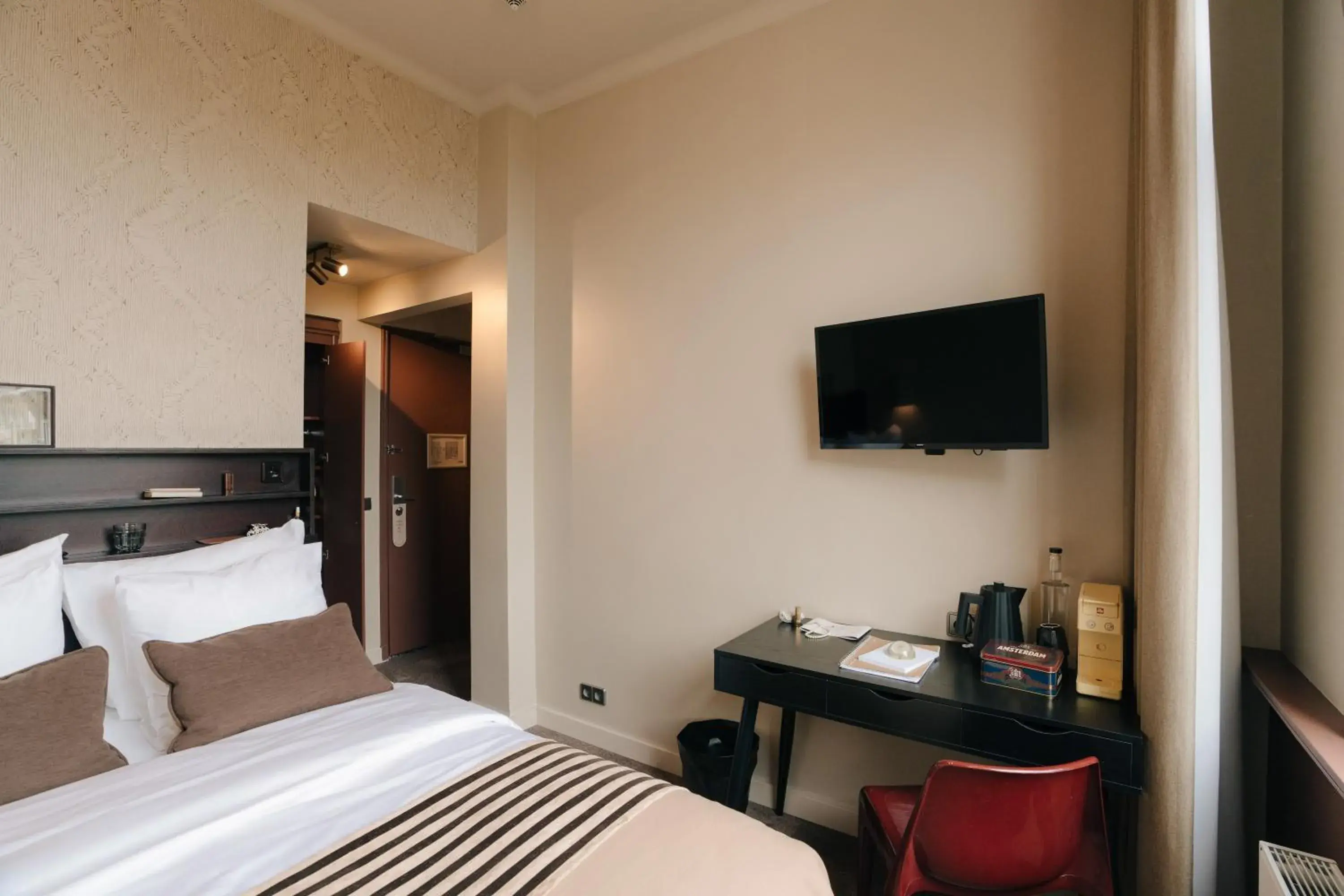 TV and multimedia, Bed in Hotel Omega TV and multimedia, Bed in Hotel Omega