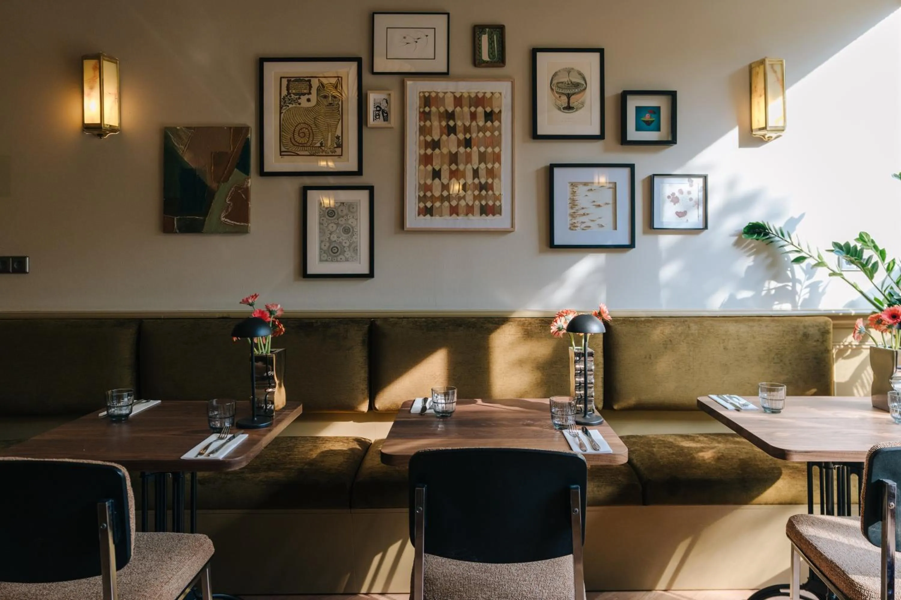 Restaurant/places to eat in Hotel Omega