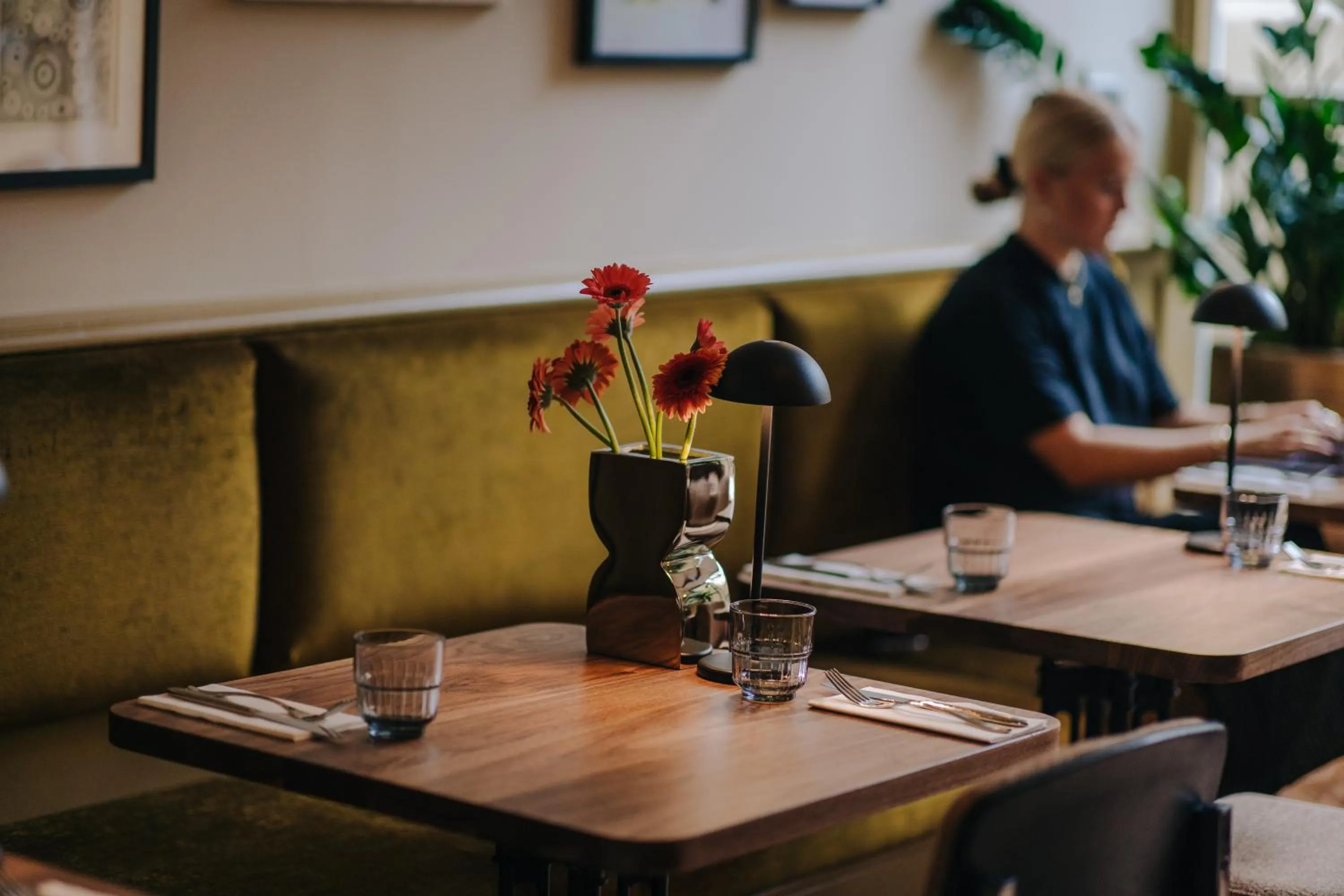 Restaurant/places to eat in Hotel Omega