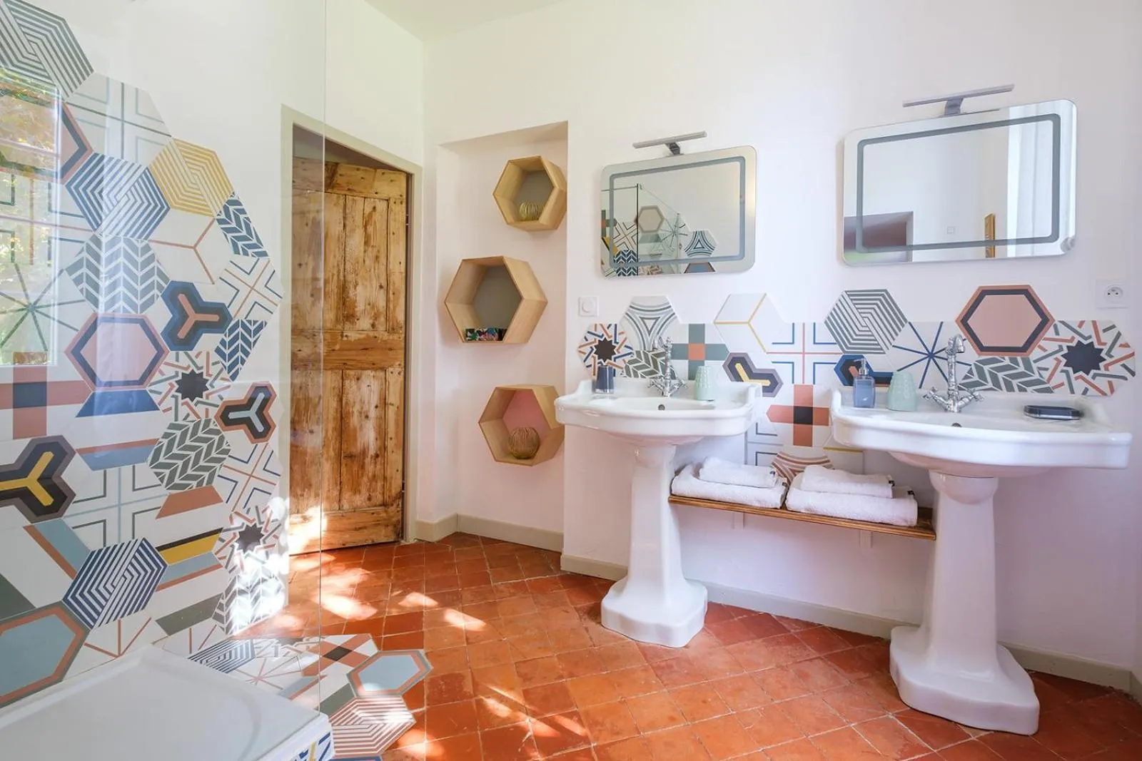 Shower in LE MAS DES FLANERAIES