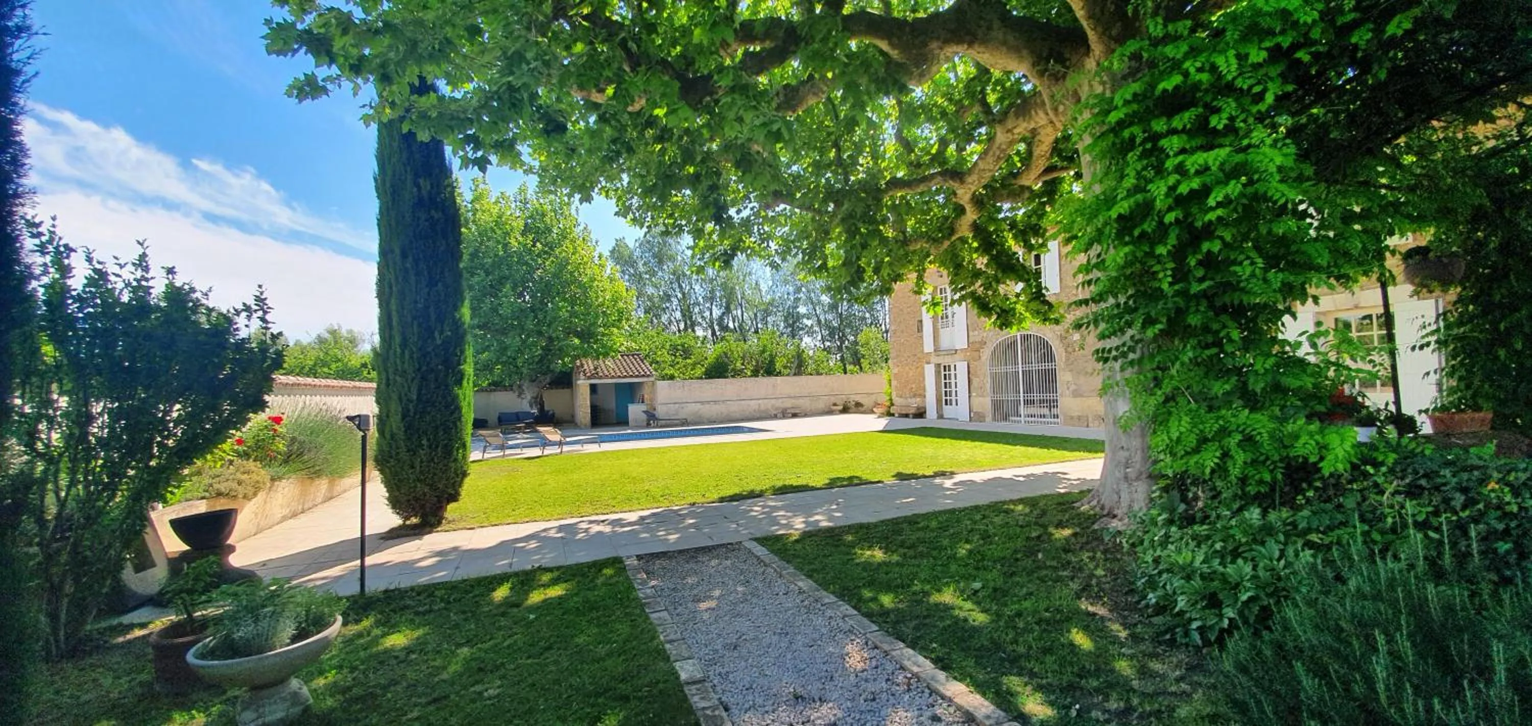 Patio in LE MAS DES FLANERAIES