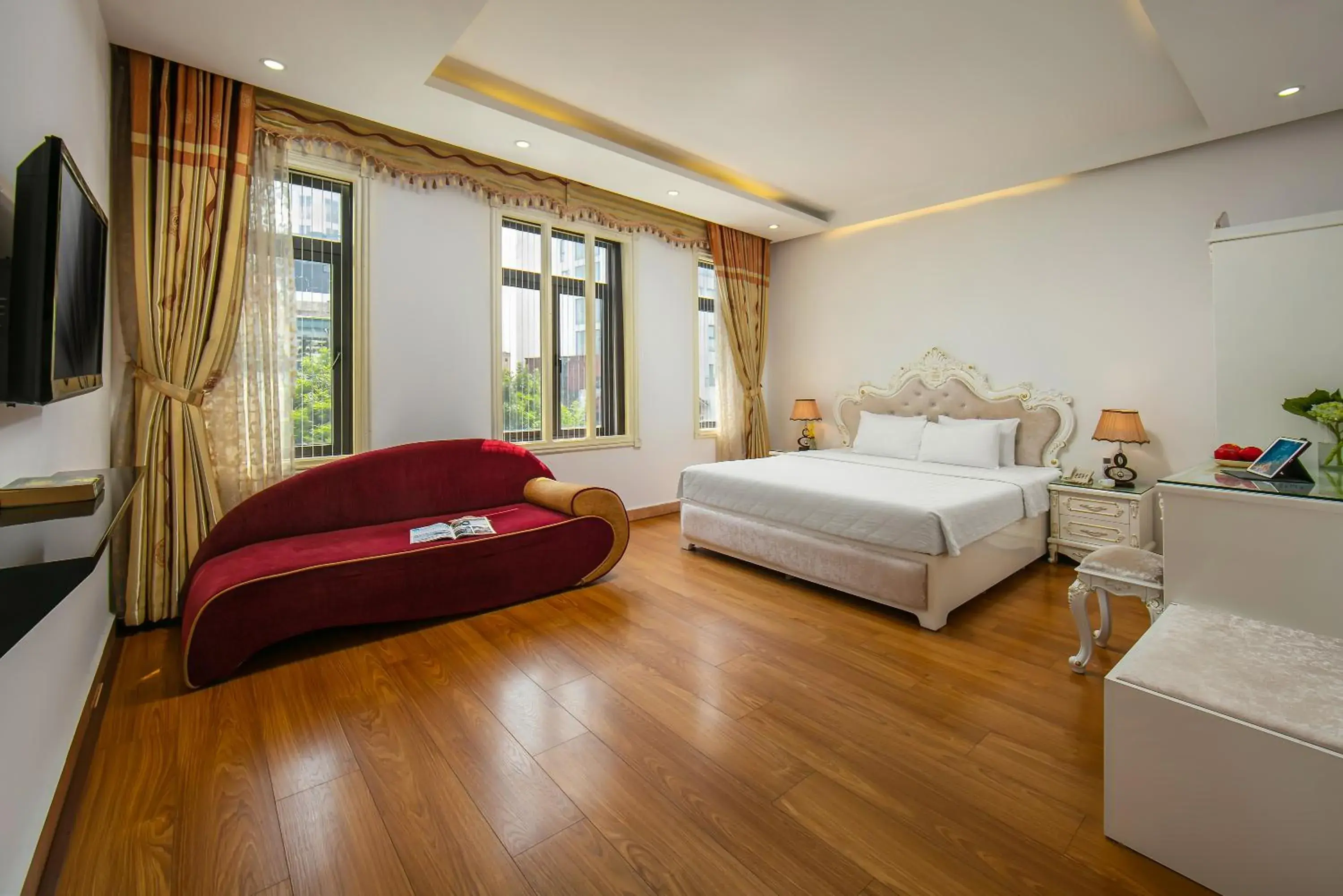 Deluxe Double or Twin Room with City View in Hanoi Kingly Hotel Deluxe Double or Twin Room with City View in Hanoi Kingly Hotel