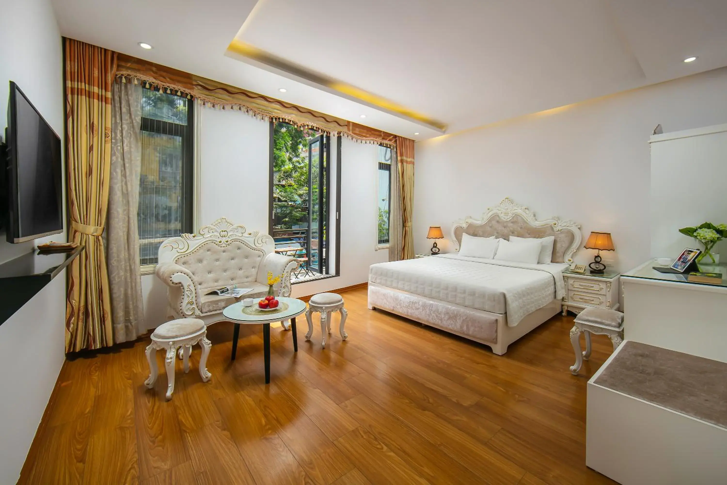 King Room with Balcony in Hanoi Kingly Hotel King Room with Balcony in Hanoi Kingly Hotel