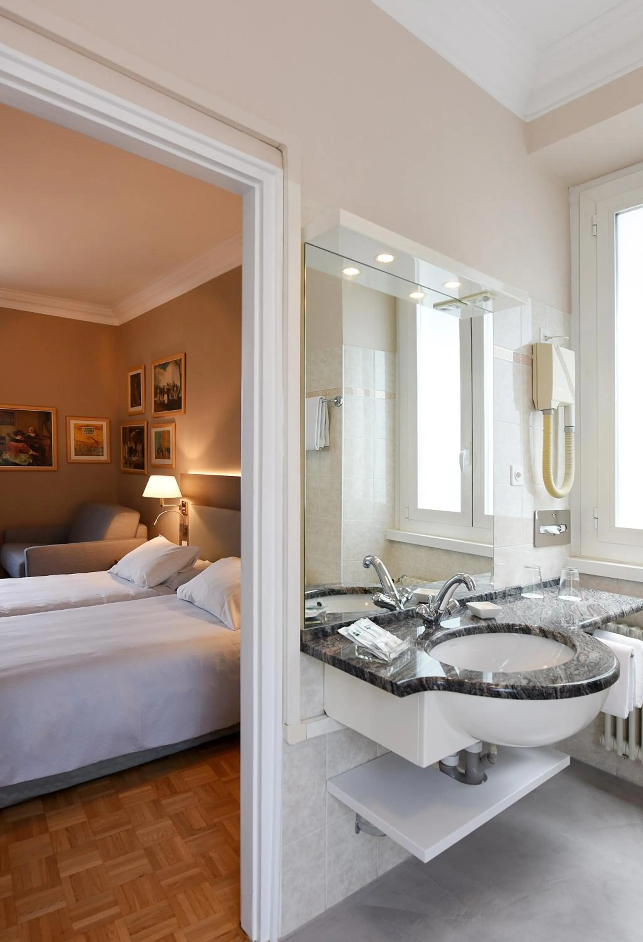 Bathroom, Bed in Hotel Walter Au Lac