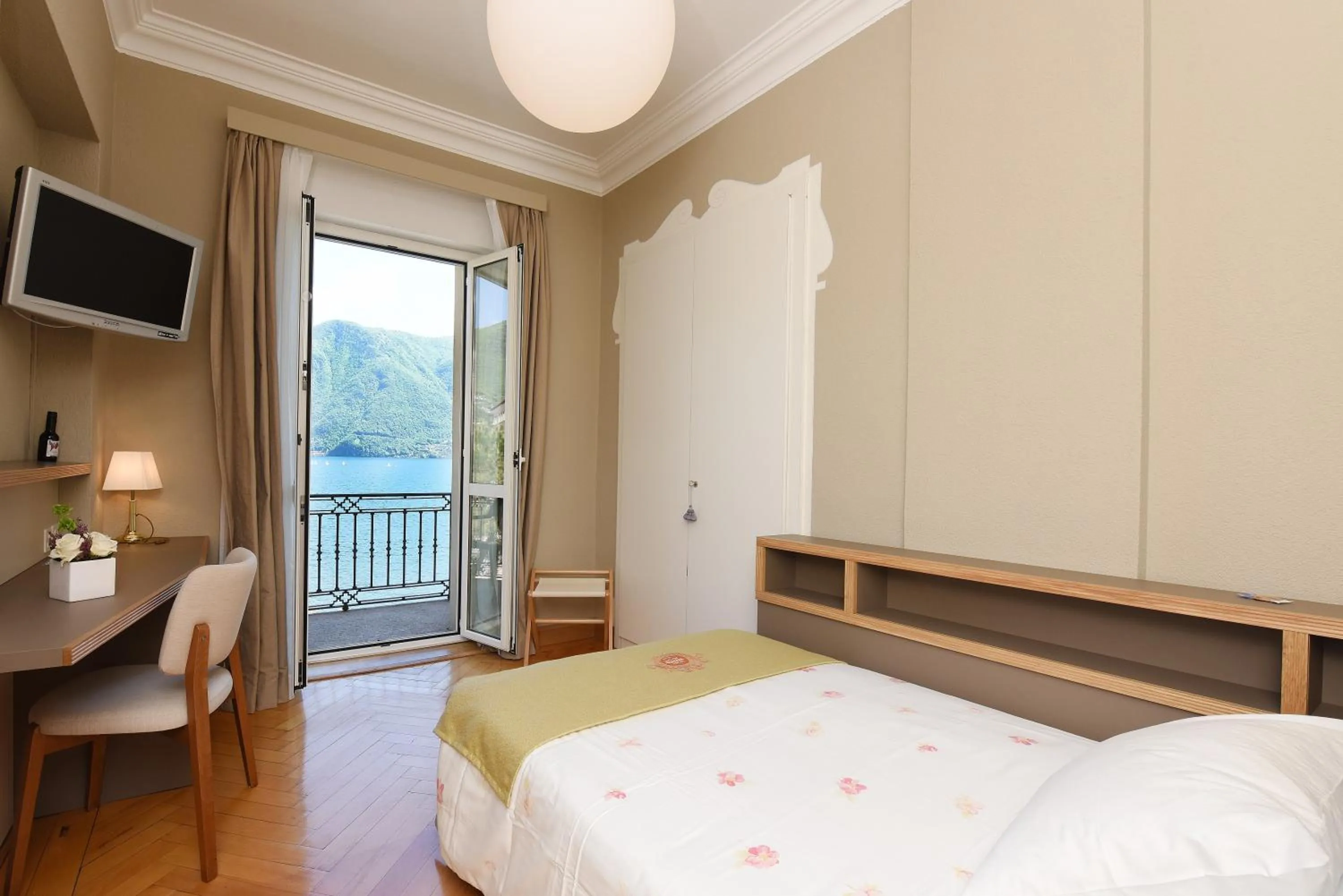 Single Room with Lake View and Balcony  - single occupancy in Hotel Walter Au Lac
