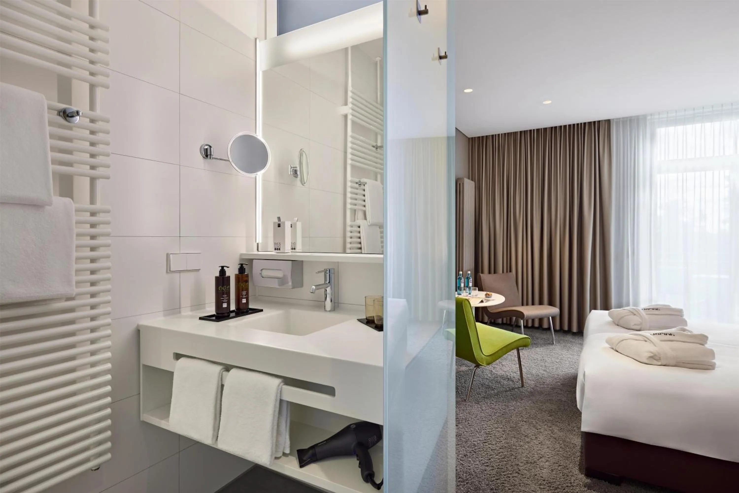 Bathroom, Bed in Dorint Parkhotel Jordanbad