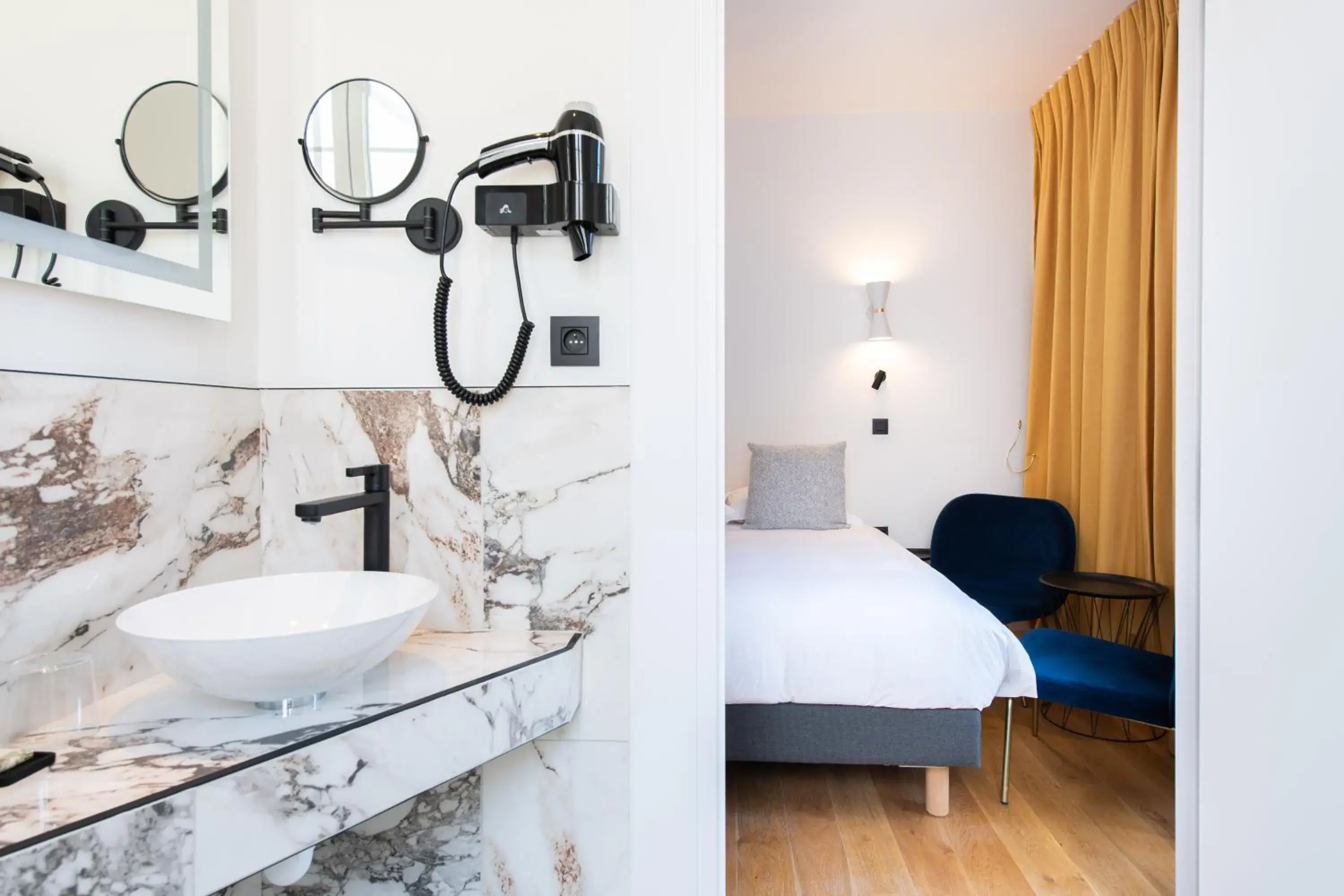 Bathroom, Bed in Boutique Hotel Nice Côte d'azur Bathroom, Bed in Boutique Hotel Nice Côte d'azur