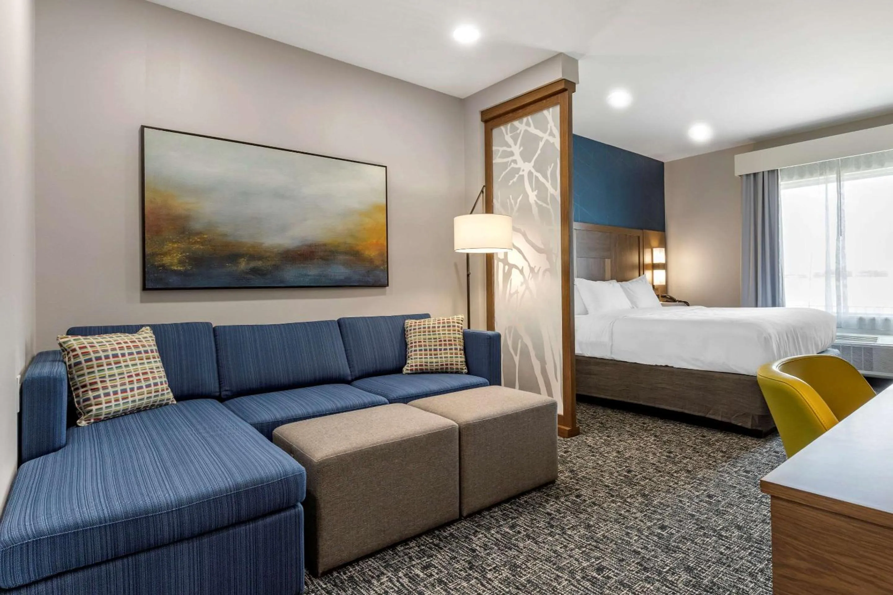 Photo of the whole room, Bed in Comfort Suites Greenville Airport