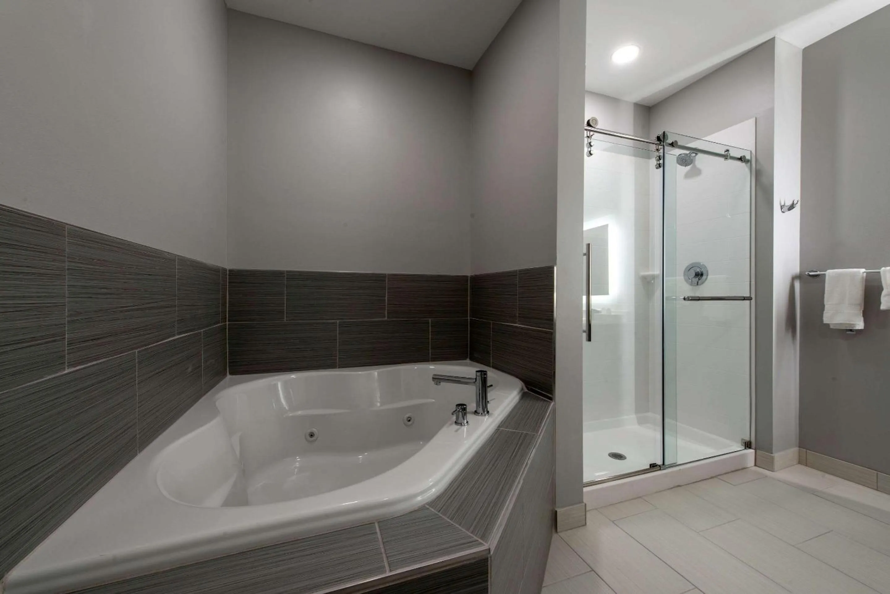 Photo of the whole room in Comfort Suites Greenville Airport