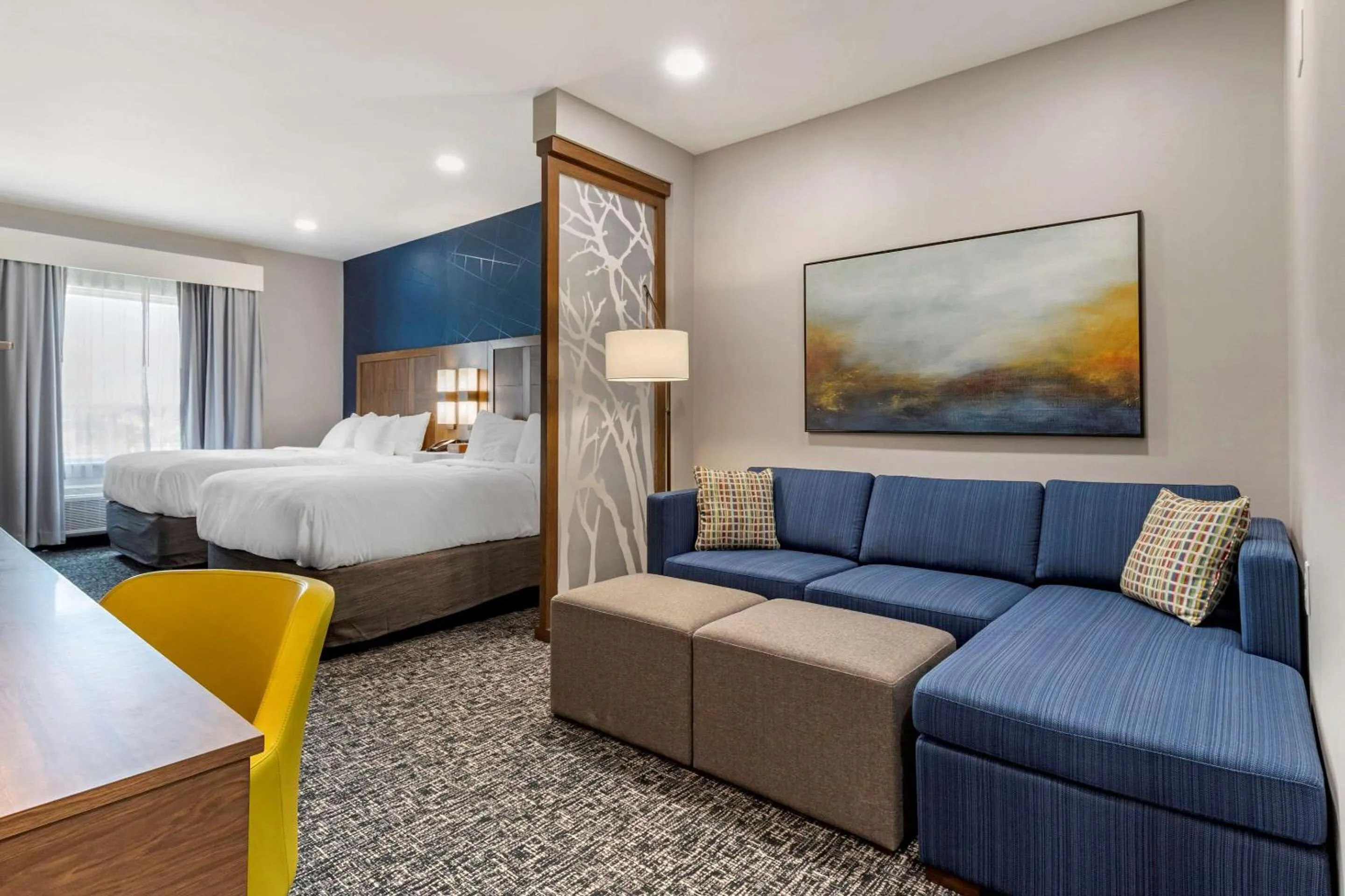 Photo of the whole room, Bed in Comfort Suites Greenville Airport