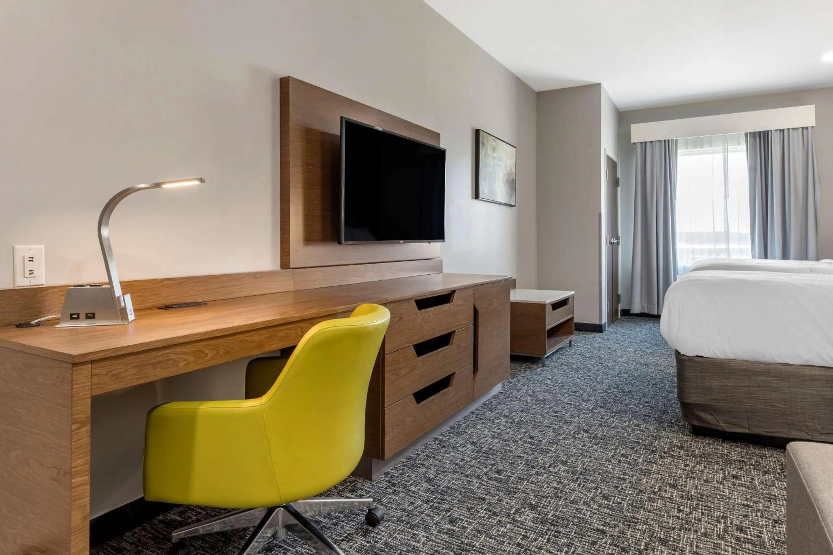 Photo of the whole room, Bed in Comfort Suites Greenville Airport