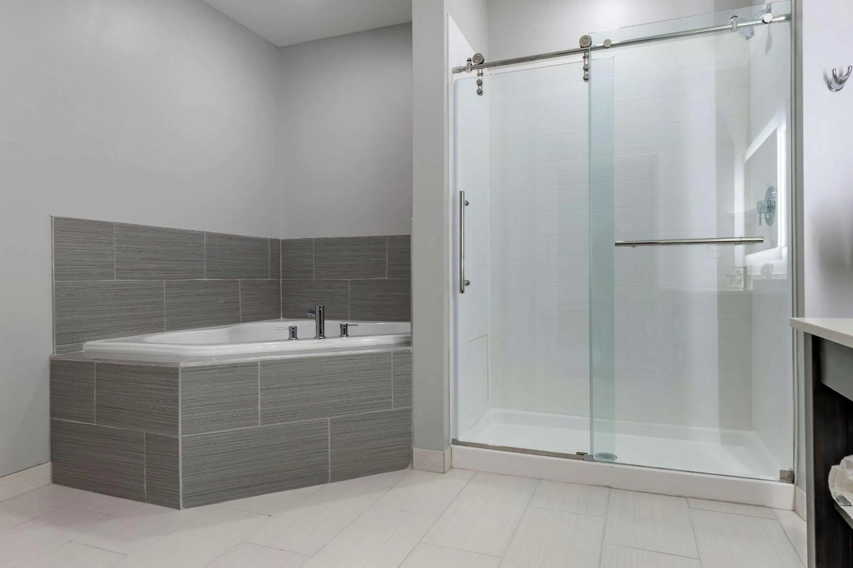 Photo of the whole room in Comfort Suites Greenville Airport