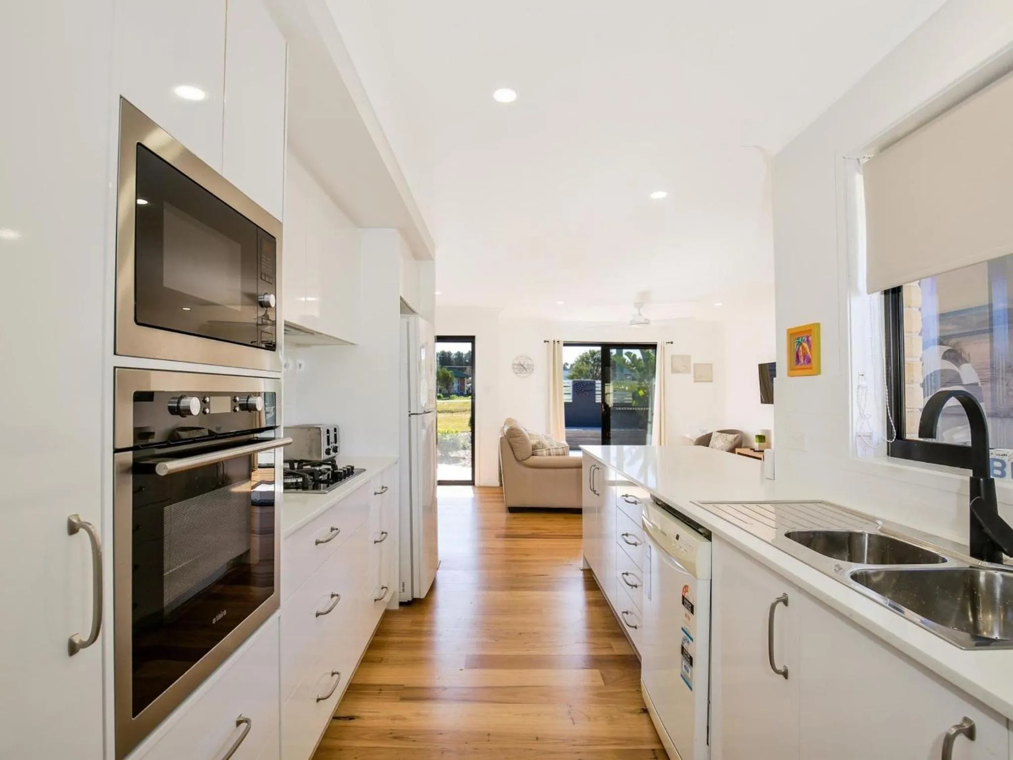 Villa Zelma I Pet Friendly I 4 Min Walk to Beach