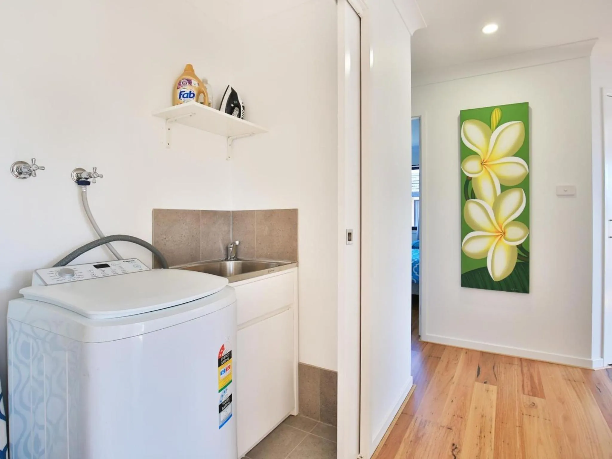 Villa Zelma I Pet Friendly I 4 Min Walk to Beach