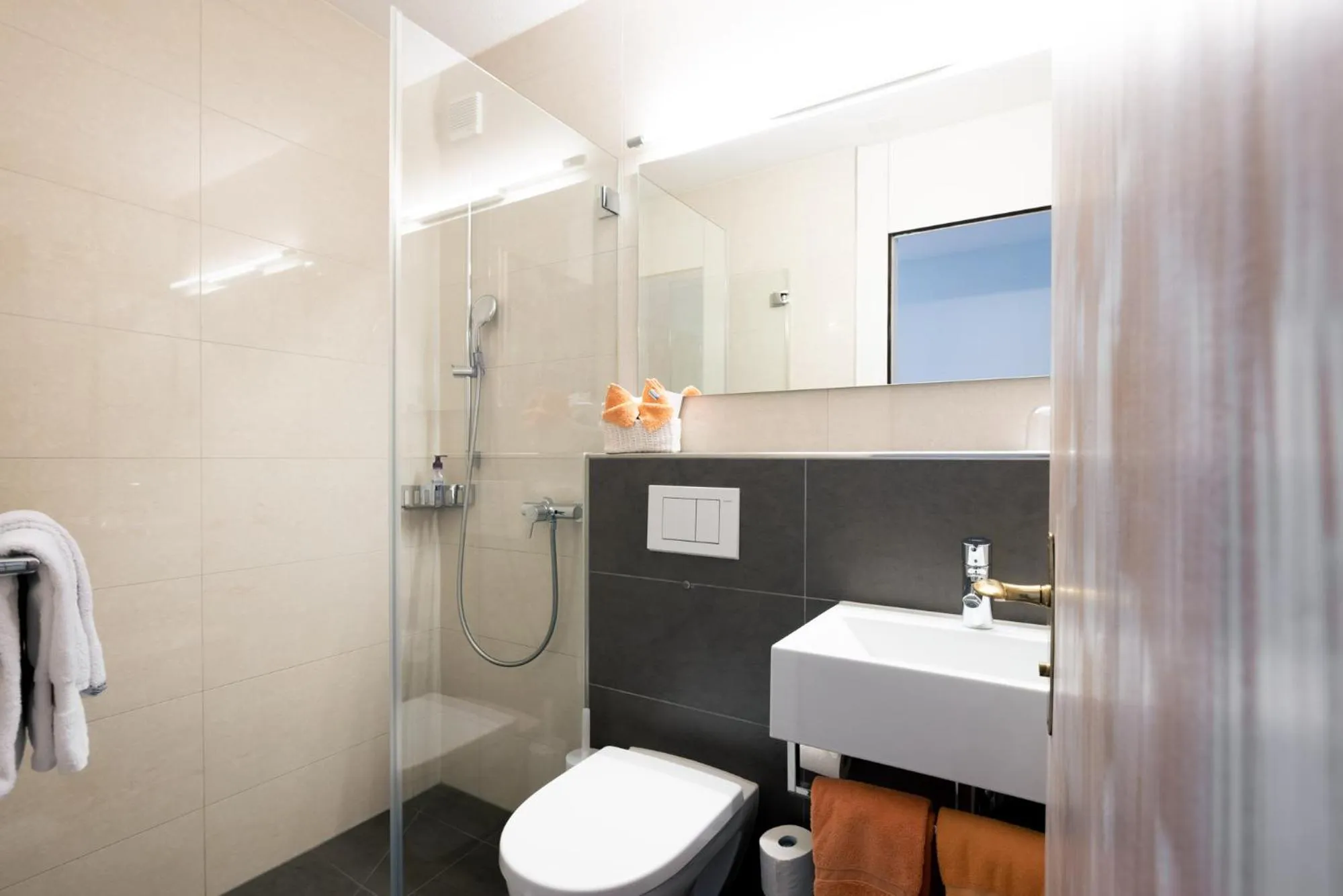 Bathroom in Garni Hotel Torkelbündte