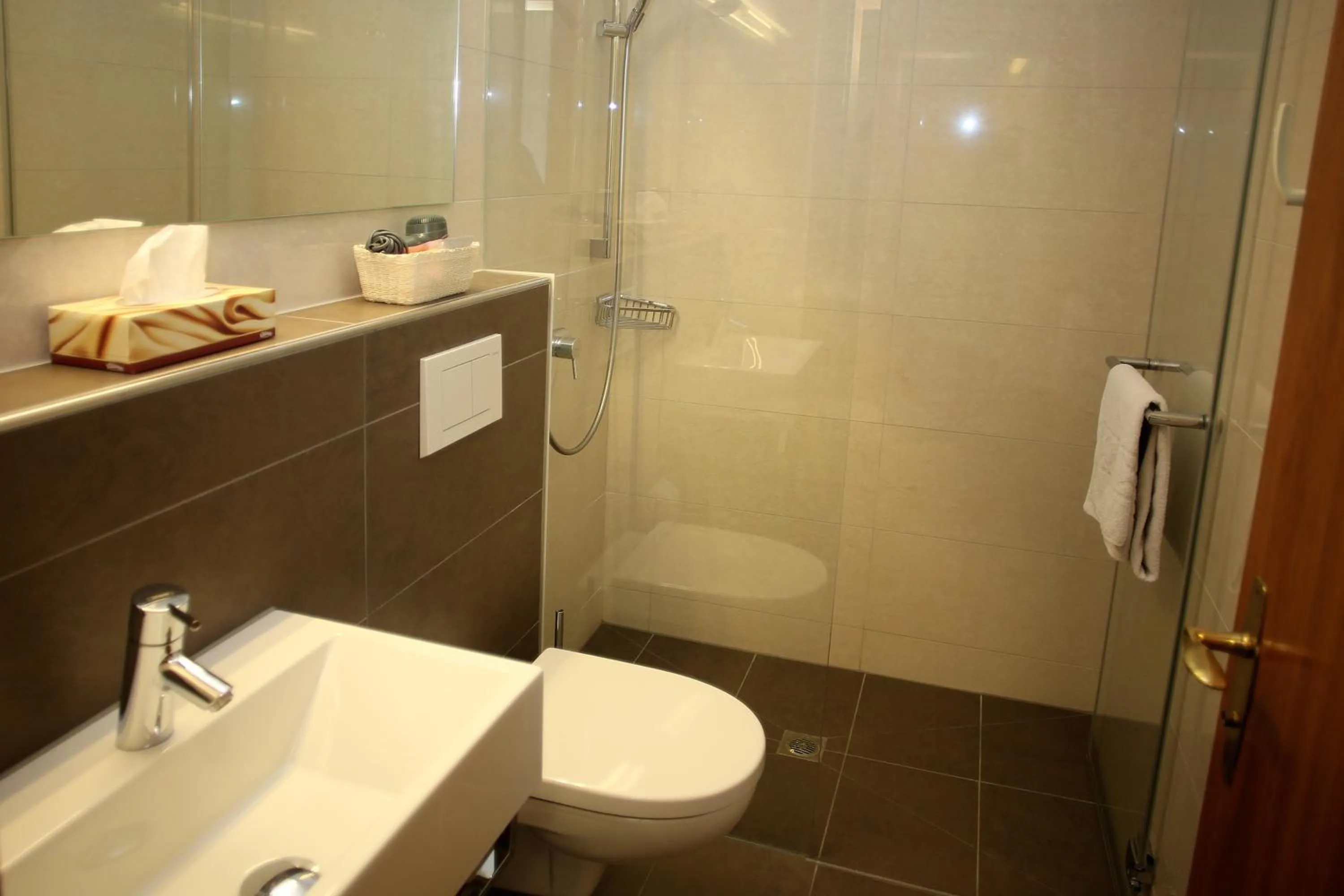 Bathroom in Garni Hotel Torkelbündte