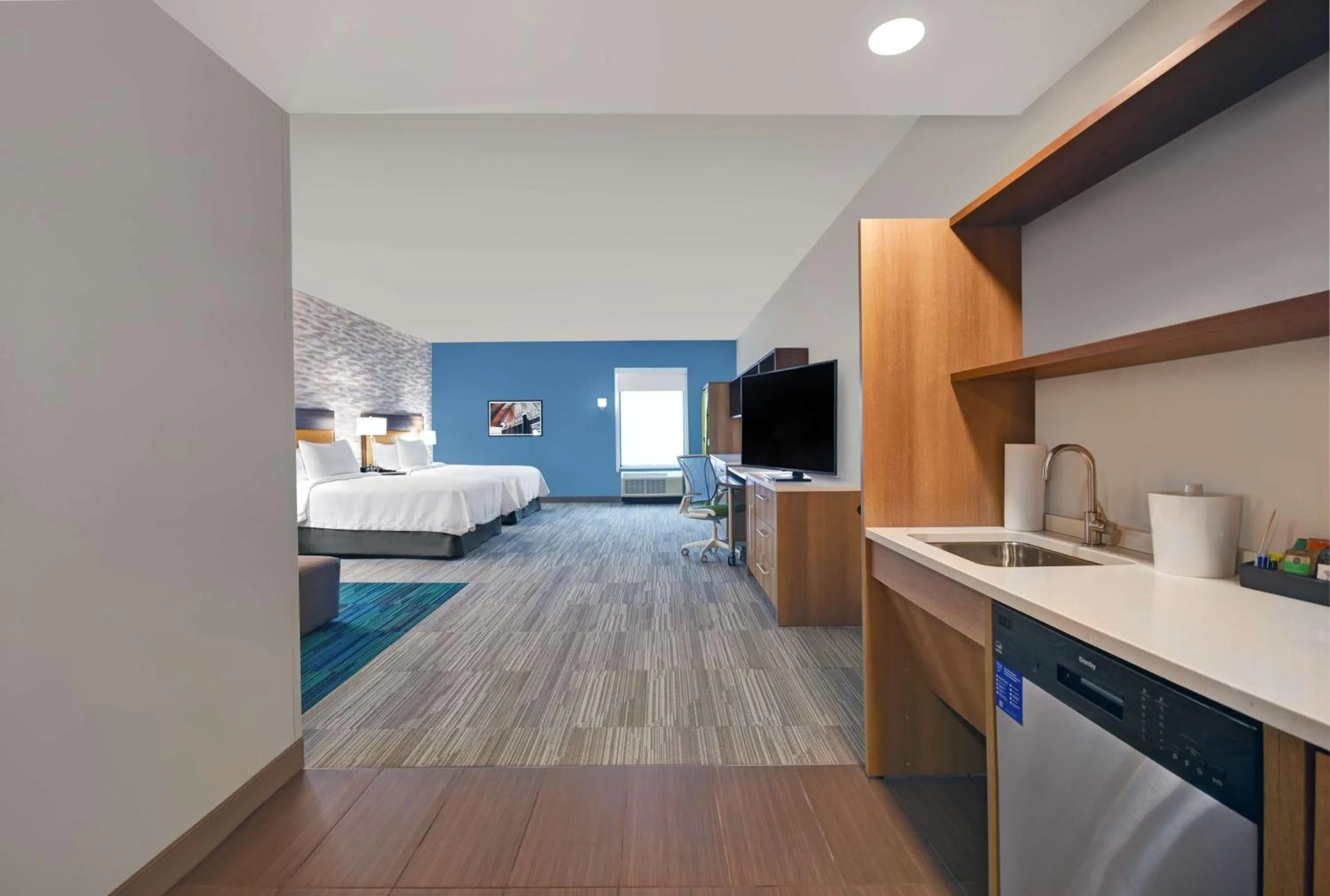 Kitchen or kitchenette, Bed in Home2 Suites By Hilton Springdale Cincinnati