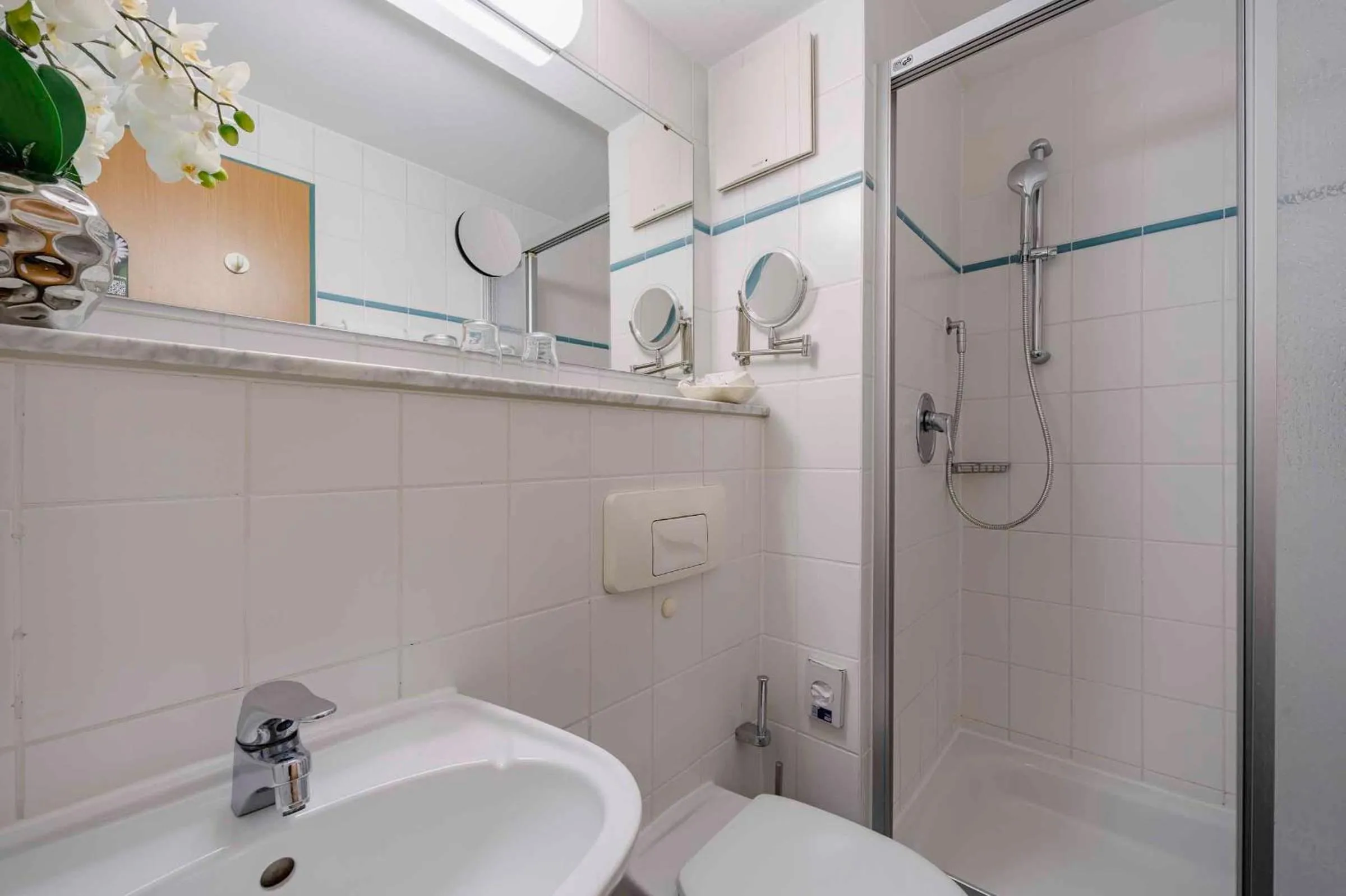 Shower in PLAZA INN Blankenburg Ditzingen, Sure Hotel Collection