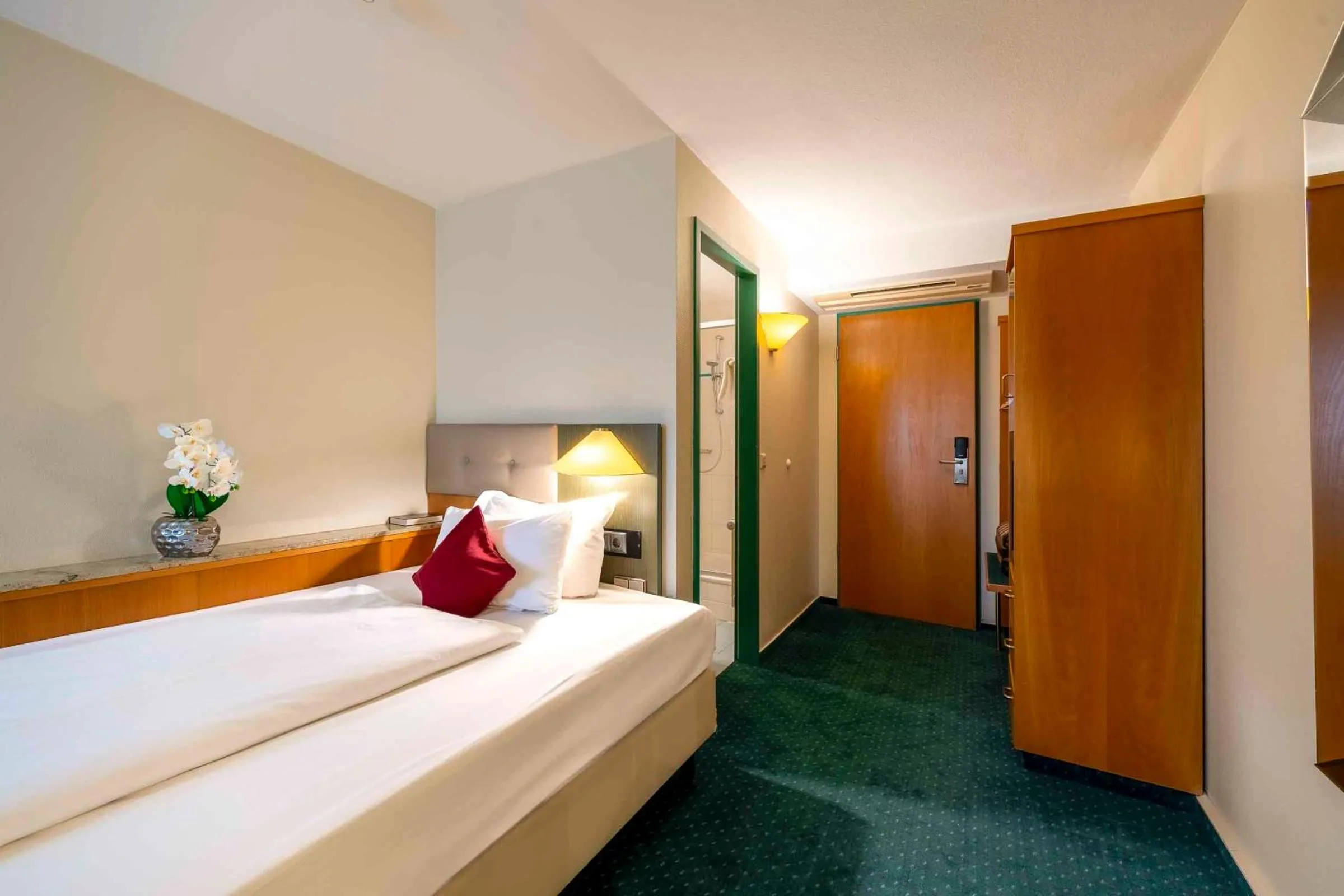 Photo of the whole room, Bed in PLAZA INN Blankenburg Ditzingen, Sure Hotel Collection