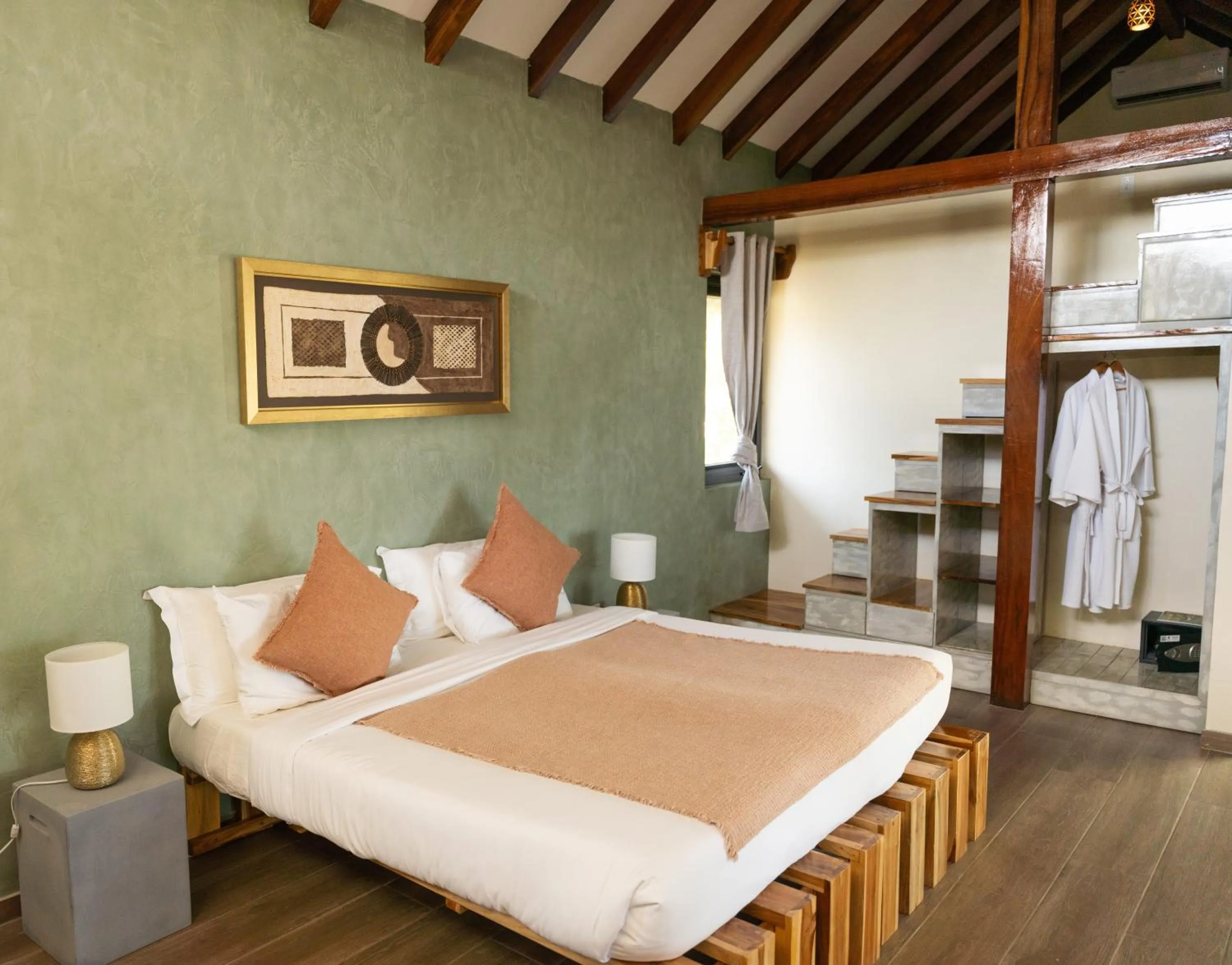 Bed in Catalina's Hideaway