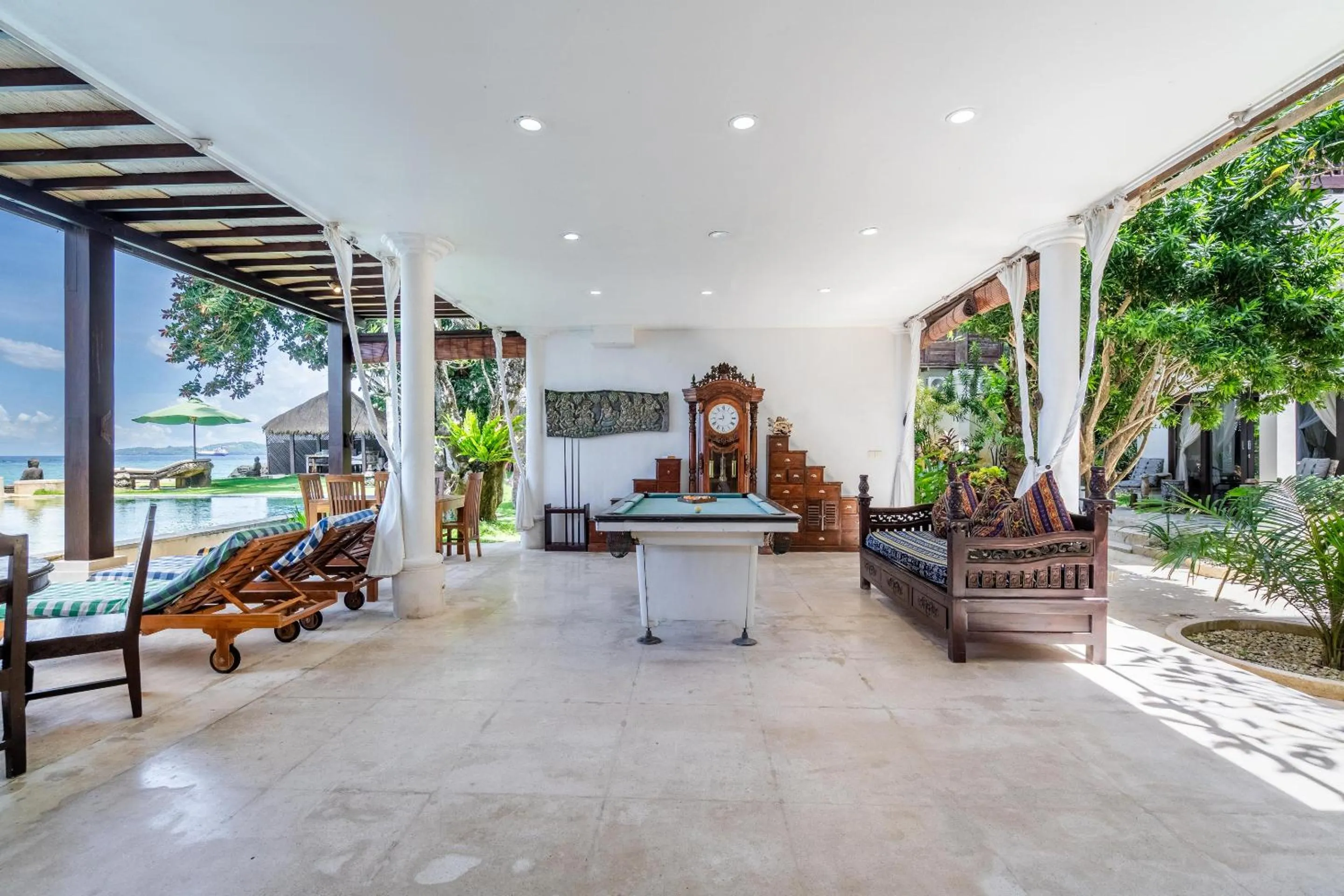 Billiard in The Village of Angels