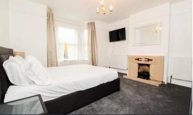Bed in Charming Victoria Conversion Flat in Brentwood with a Garden & Free Parking