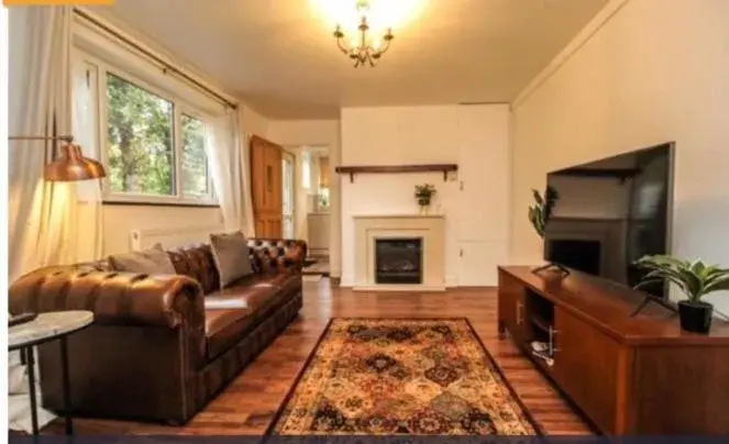 Two-Bedroom Apartment in Charming Victoria Conversion Flat in Brentwood with a Garden & Free Parking Two-Bedroom Apartment in Charming Victoria Conversion Flat in Brentwood with a Garden & Free Parking