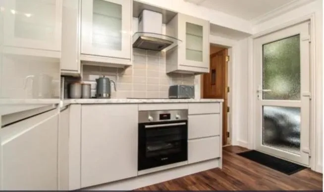 Charming Victoria Conversion Flat in Brentwood with a Garden & Free Parking