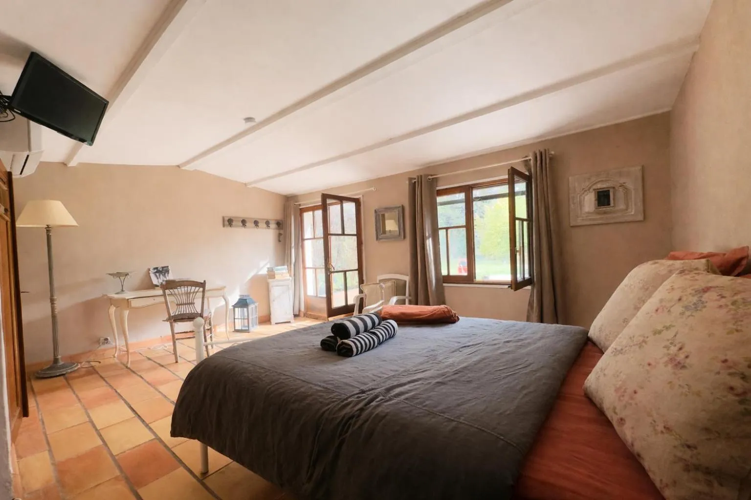 Photo of the whole room, Bed in Mas la Provence
