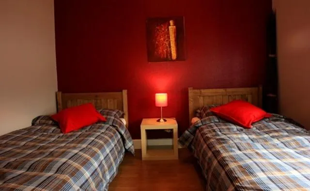 Photo of the whole room, Bed in Prince Arthur