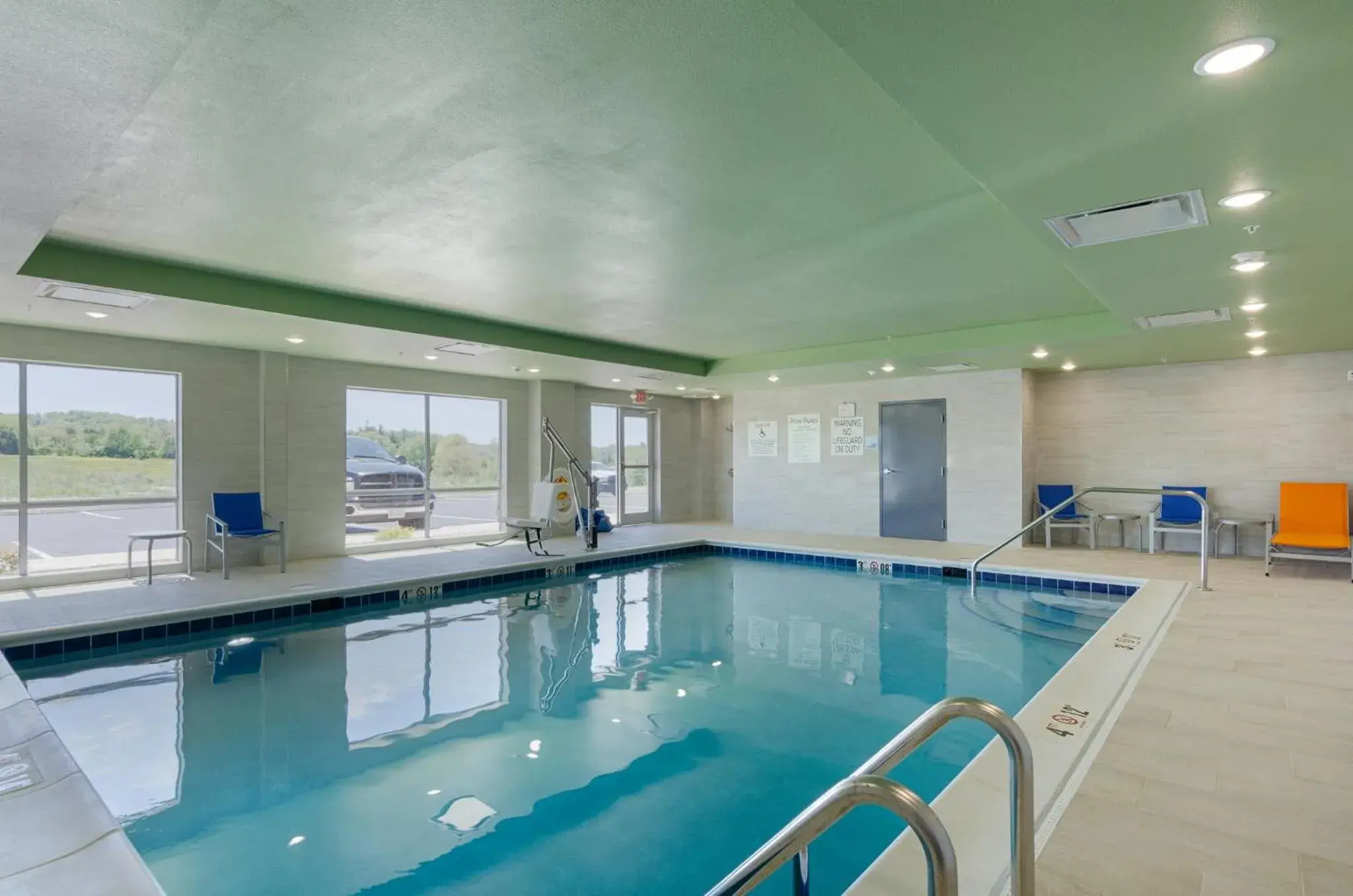 Swimming pool in Holiday Inn Express & Suites - Abingdon by IHG Swimming pool in Holiday Inn Express & Suites - Abingdon by IHG