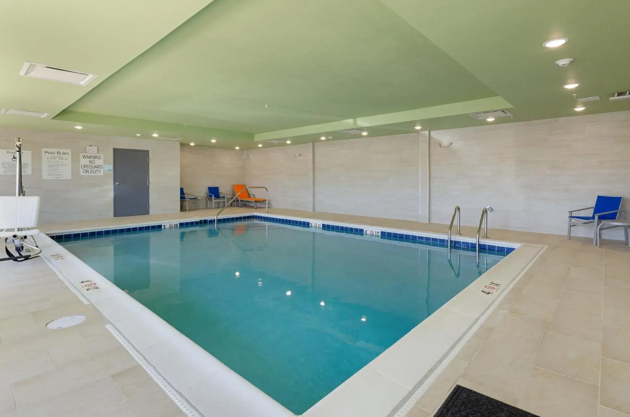 Swimming pool in Holiday Inn Express & Suites - Abingdon by IHG Swimming pool in Holiday Inn Express & Suites - Abingdon by IHG