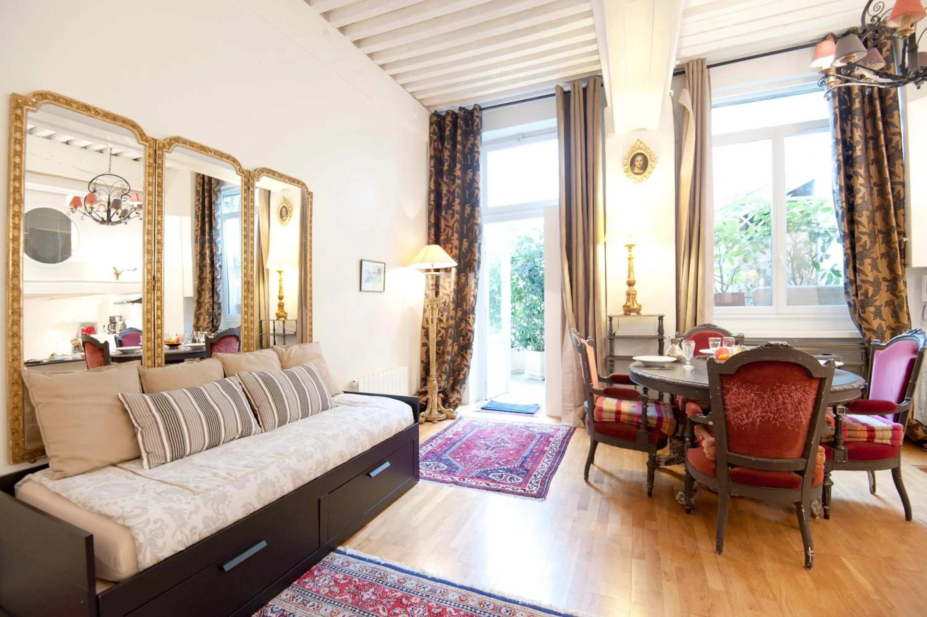 Living room, Bed in MHL - Maison Hotel Lyon