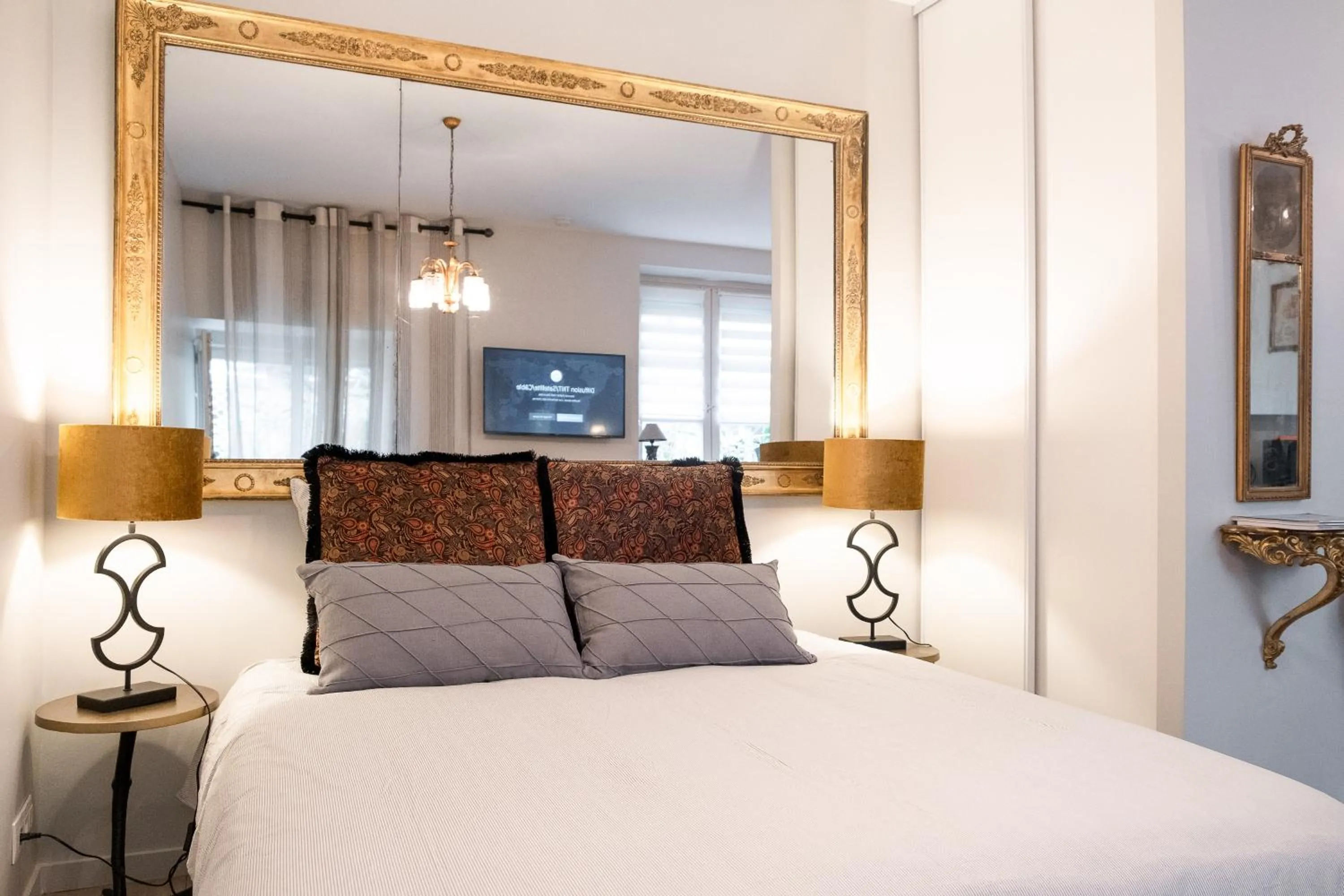 Bedroom, Bed in MHL - Maison Hotel Lyon