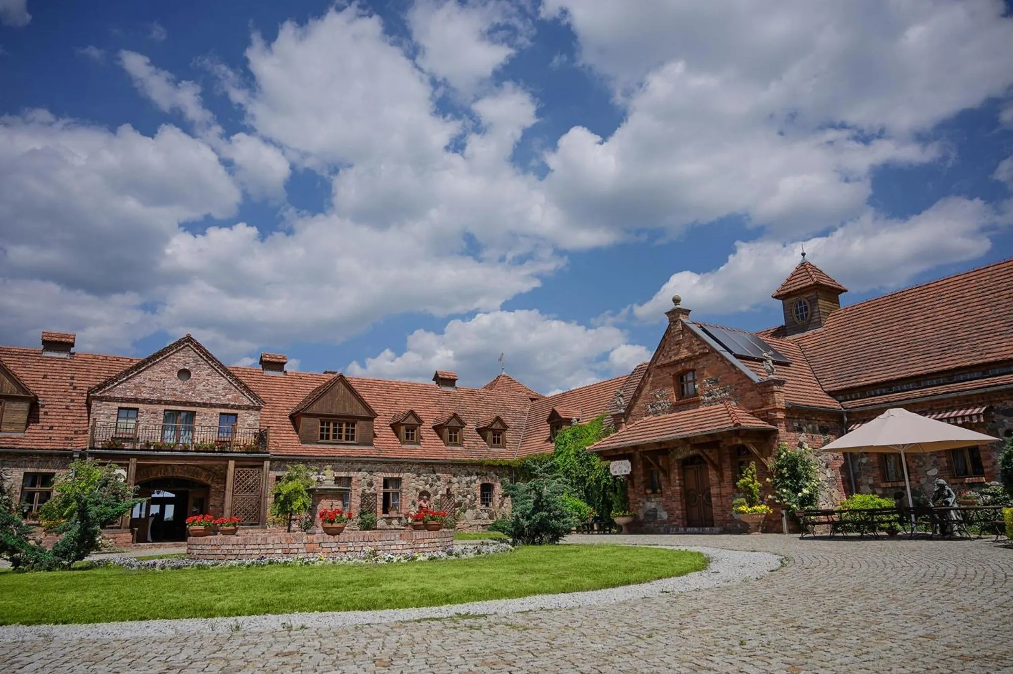 Property building in Żabi Dwór - HOTEL - RESTAURACJA - SPA