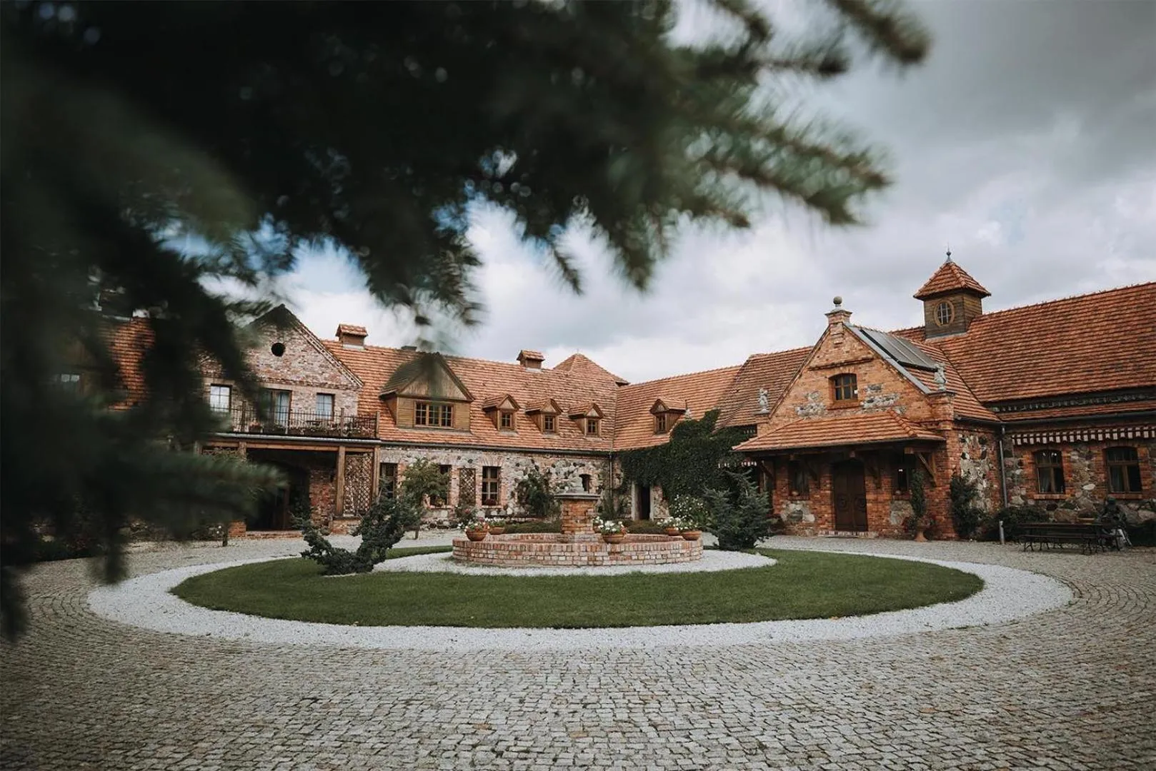 Property building in Żabi Dwór - HOTEL - RESTAURACJA - SPA