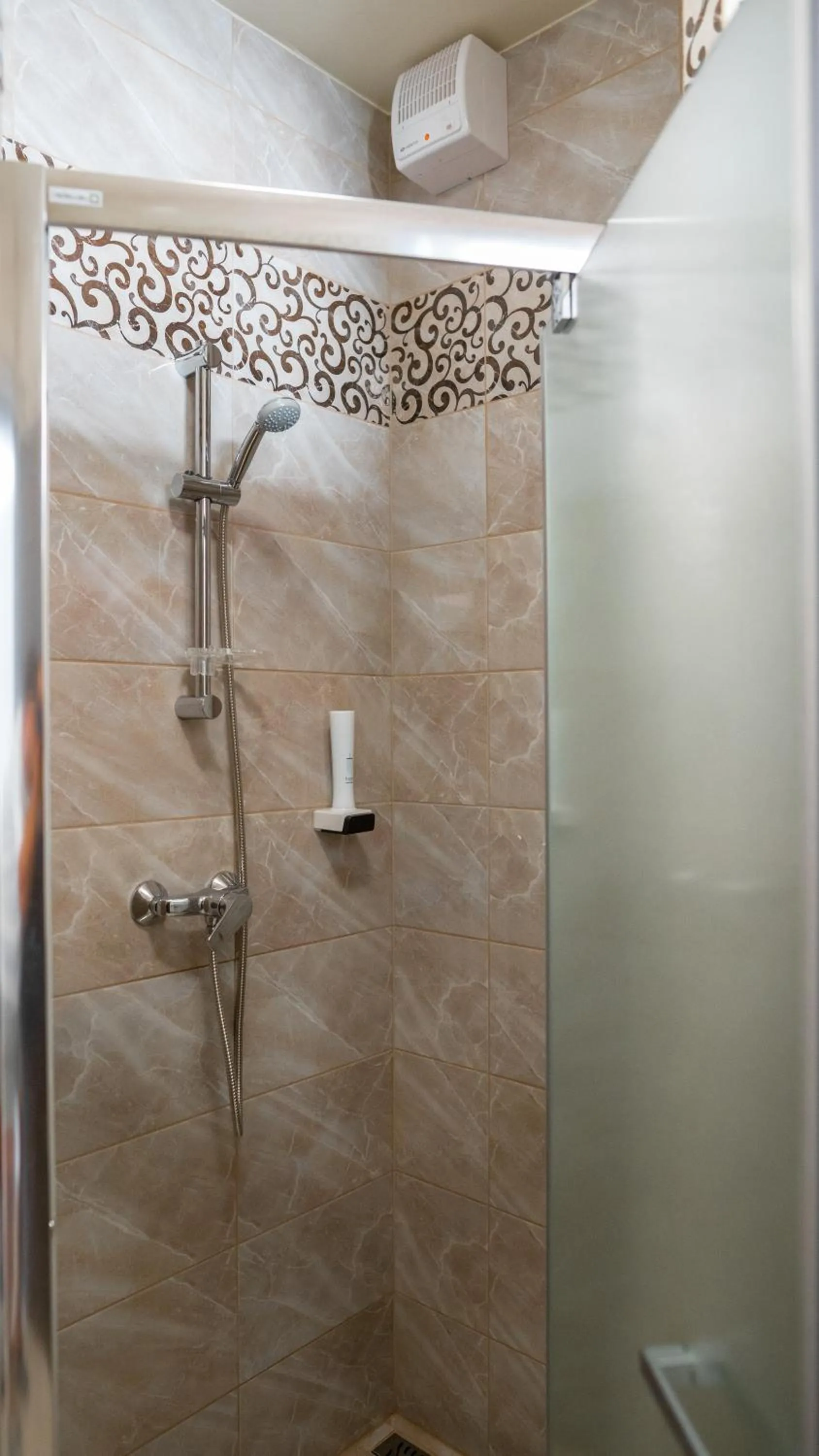 Shower in Főnix Apartman
