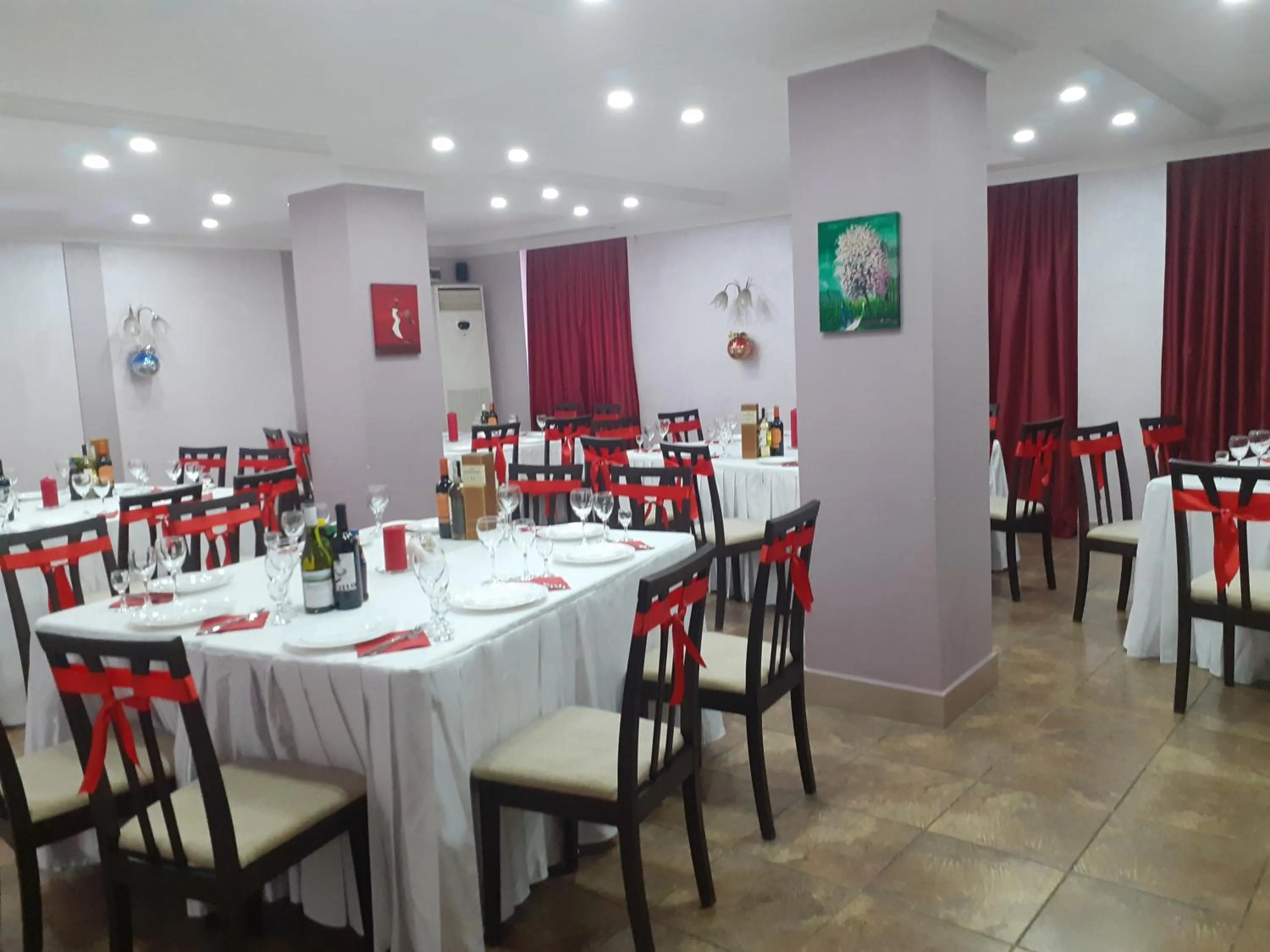 Restaurant/places to eat in City Hotel
