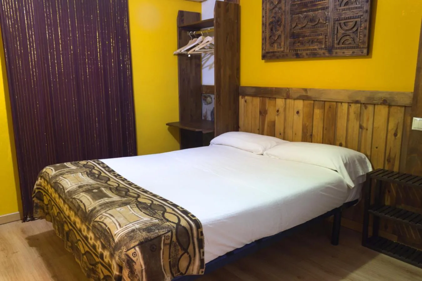 furniture, Bed in Hotel Plaza