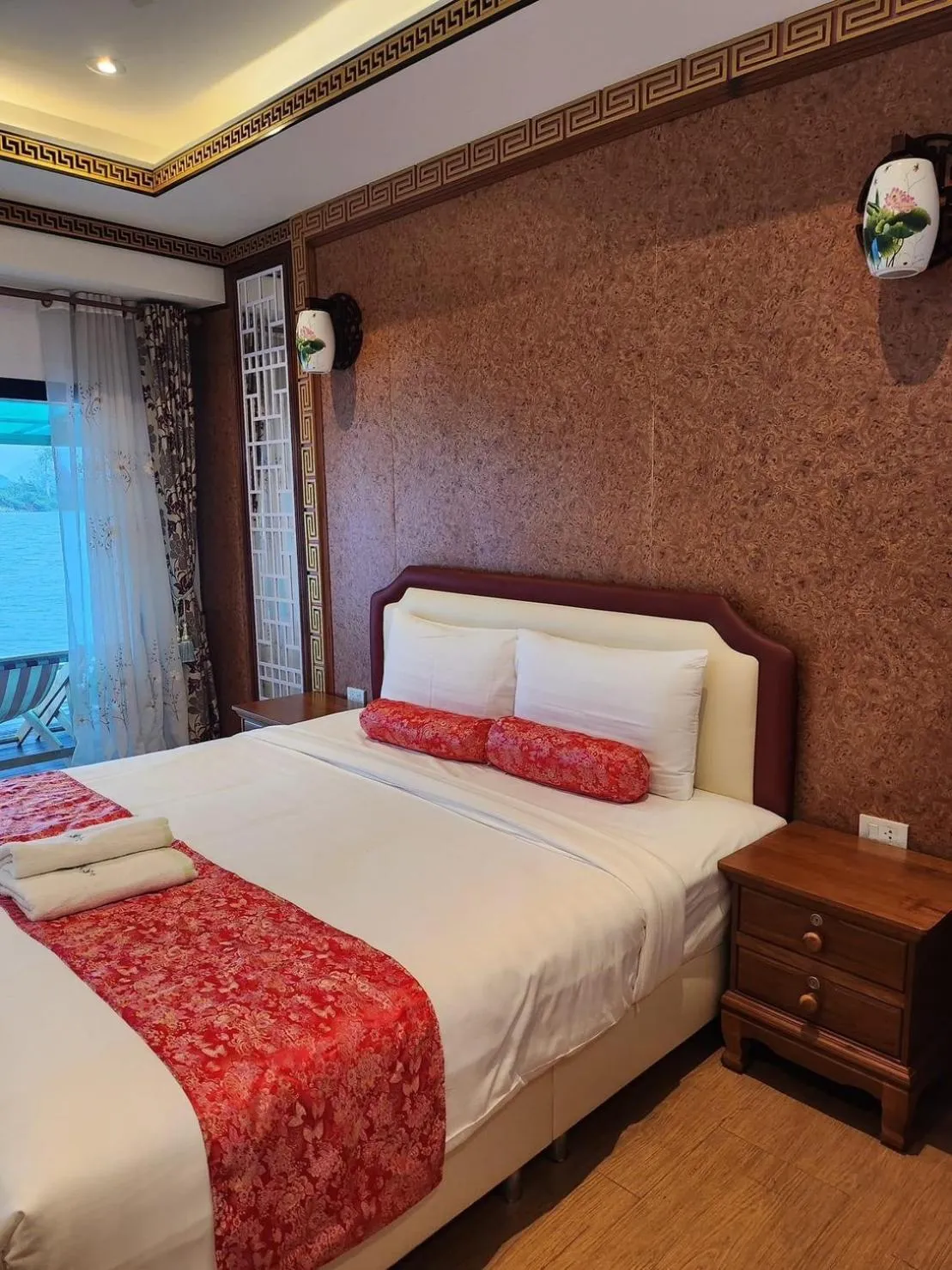 Bed in Kasem Island Resort